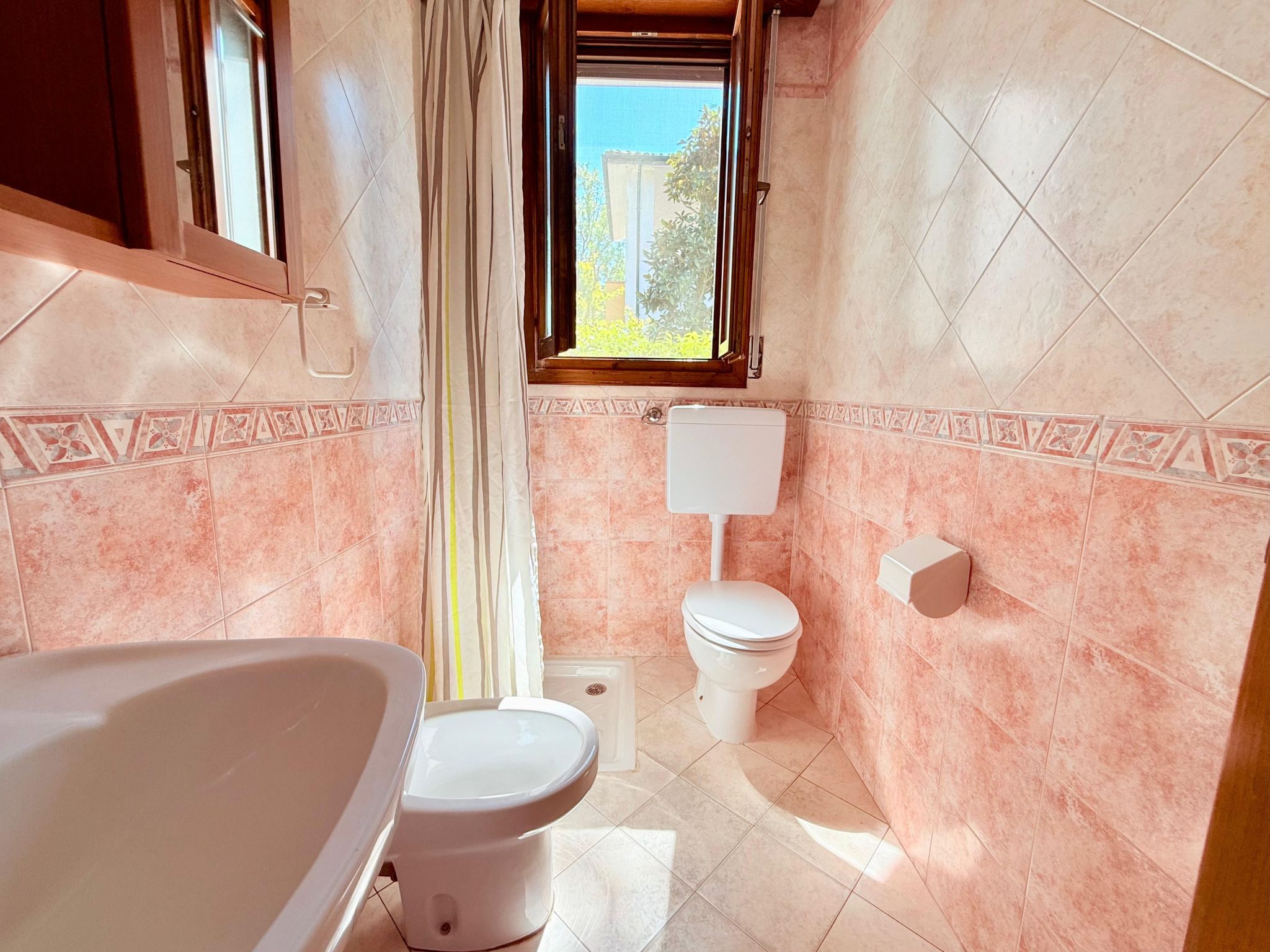 3-Zimmer-Villa, Erdgeschoss, 2 Gärten, Klima-Inside