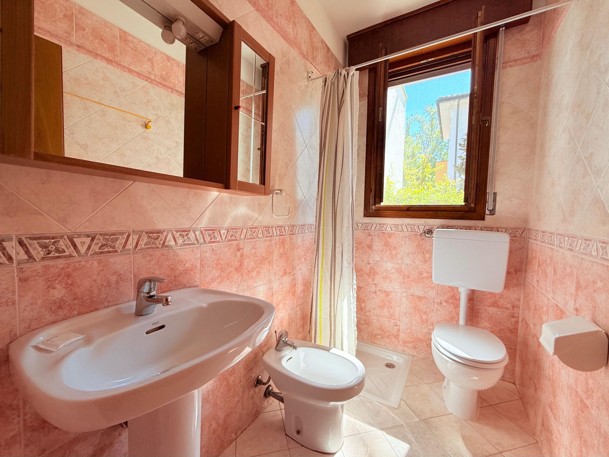 3-Zimmer-Villa, Erdgeschoss, 2 Gärten, Klima-Inside