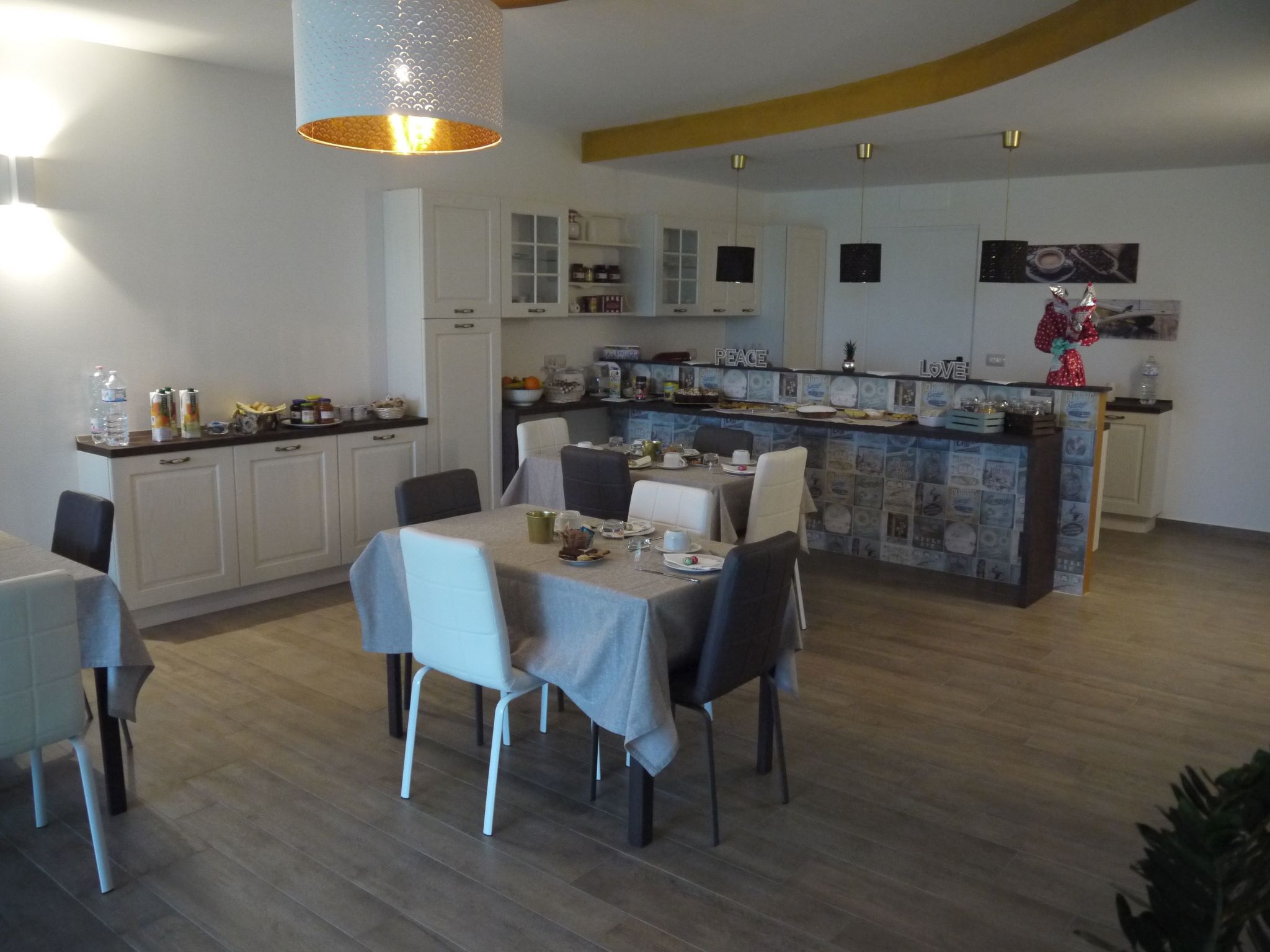 'Dear Peace on the Hill-Dedans