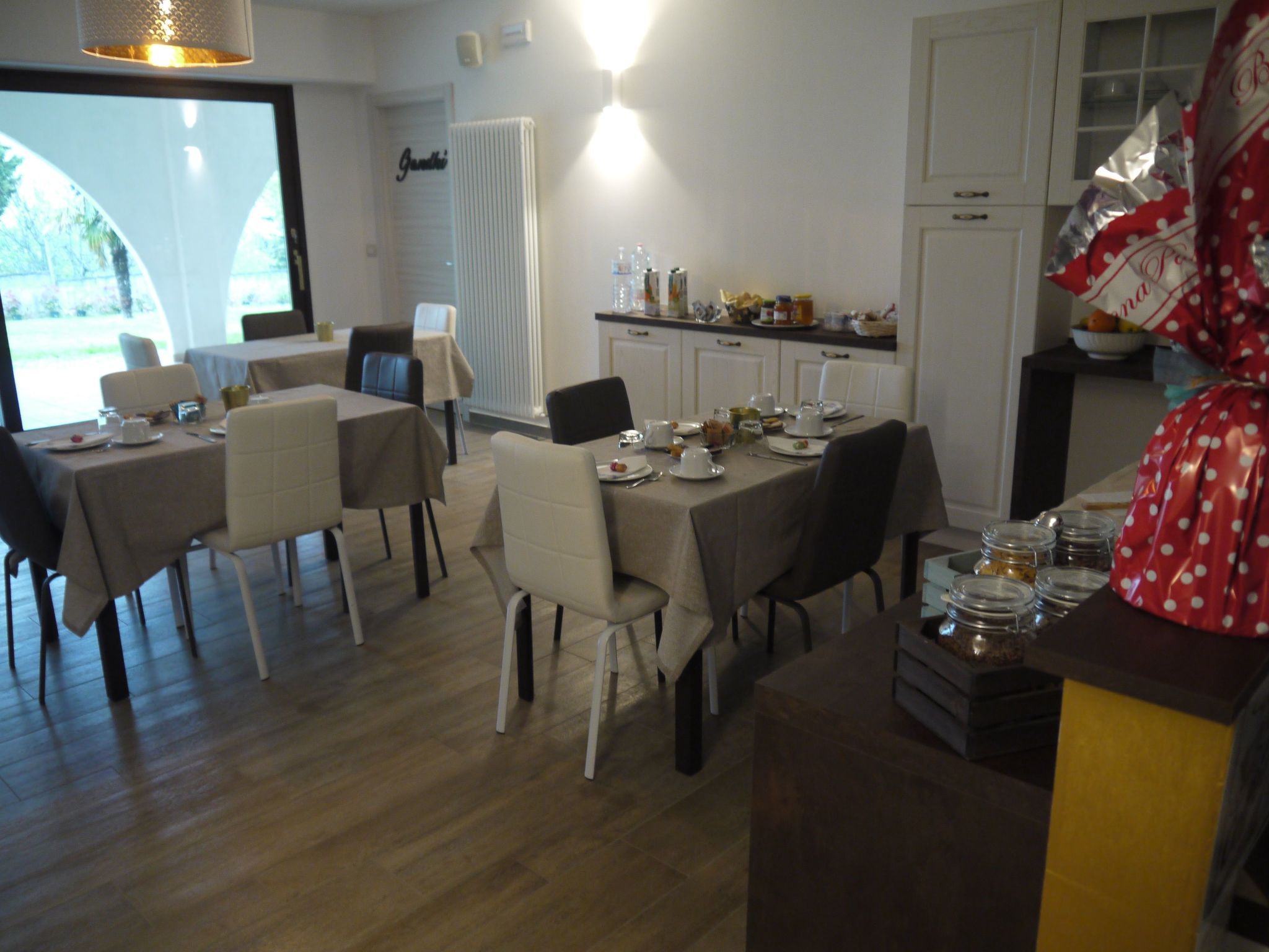 'Dear Peace on the Hill-Dedans