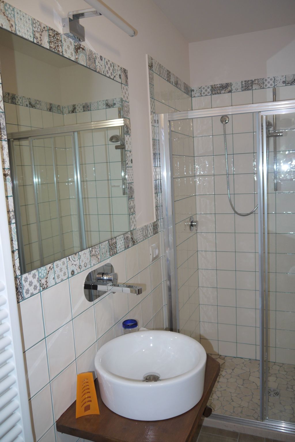 'Dear Peace on the Hill-Dedans