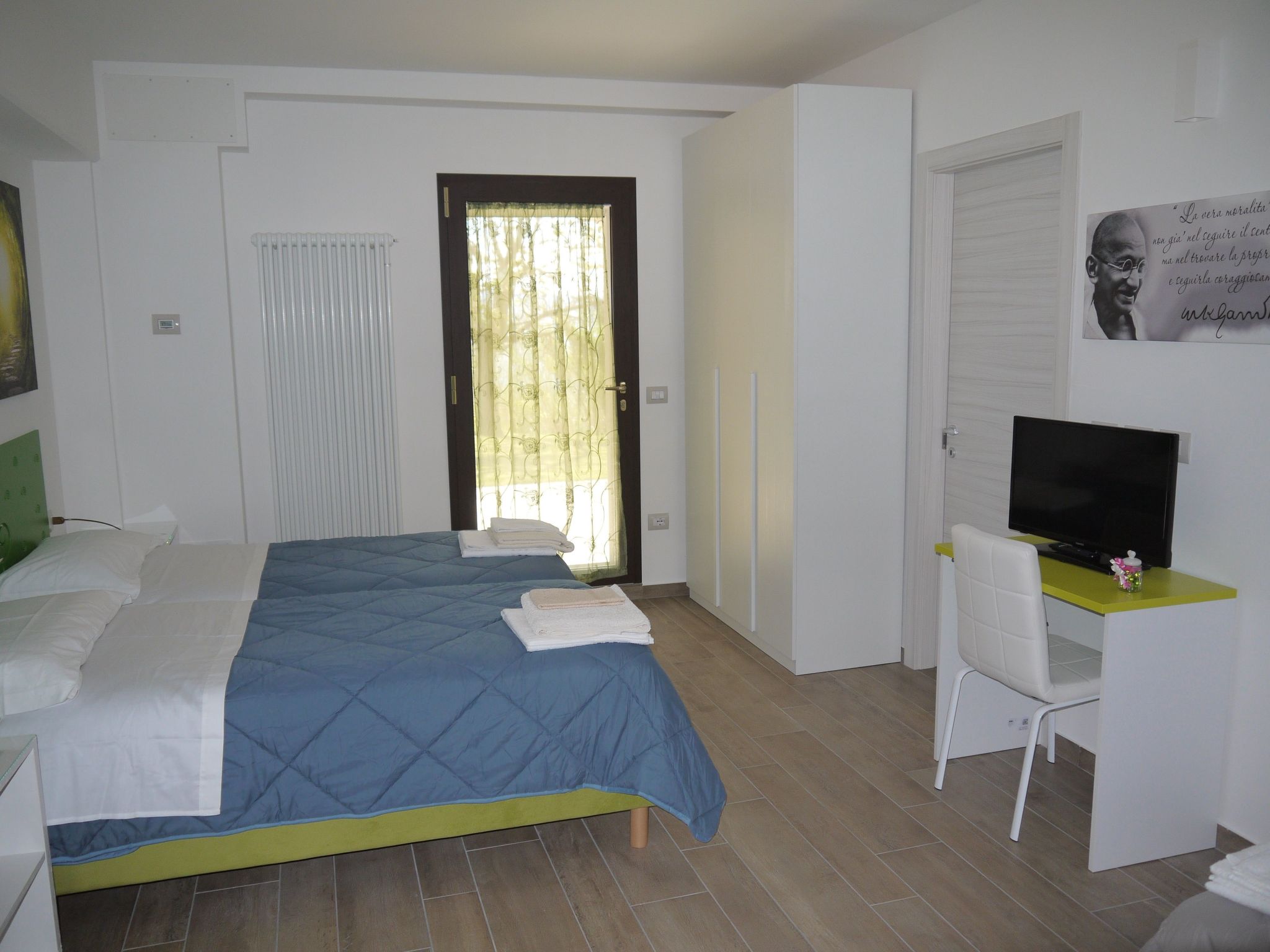 'Dear Peace on the Hill-Dedans