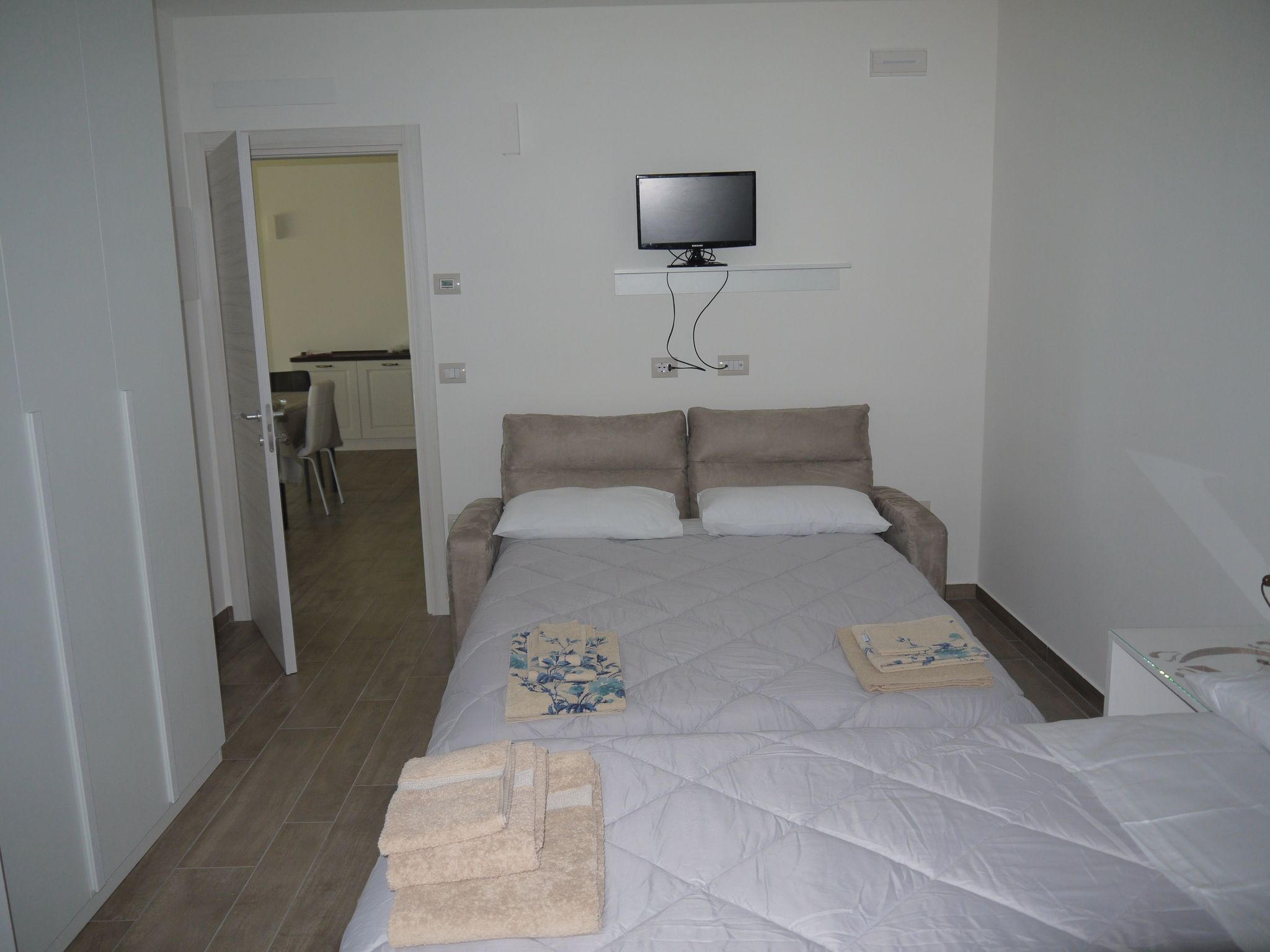 'Dear Peace on the Hill-Dedans