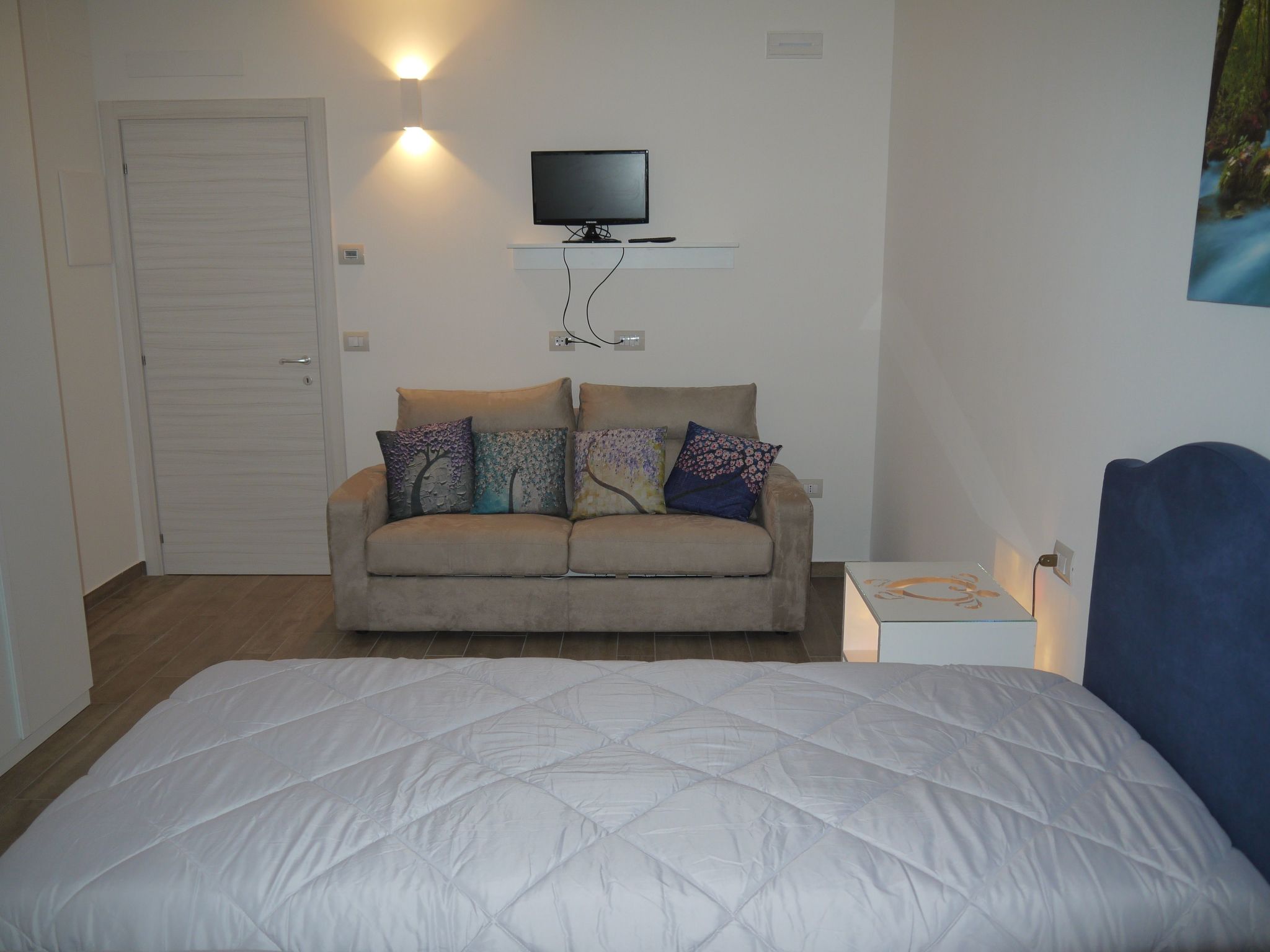 'Dear Peace on the Hill-Dedans