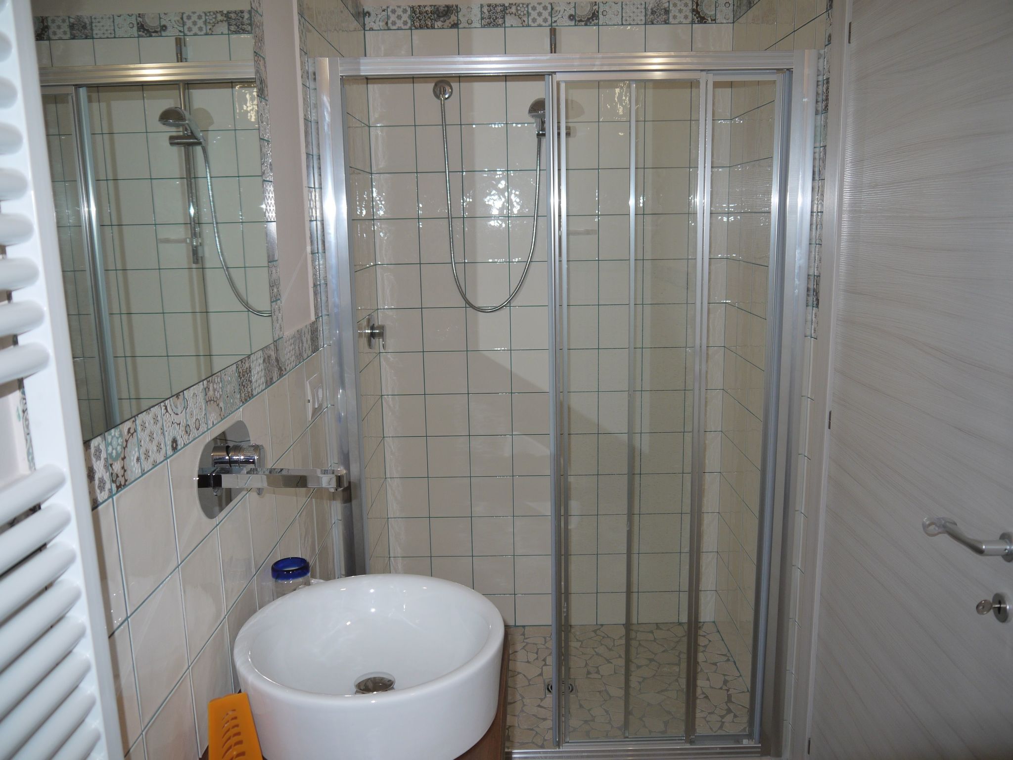 'Dear Peace on the Hill-Dedans