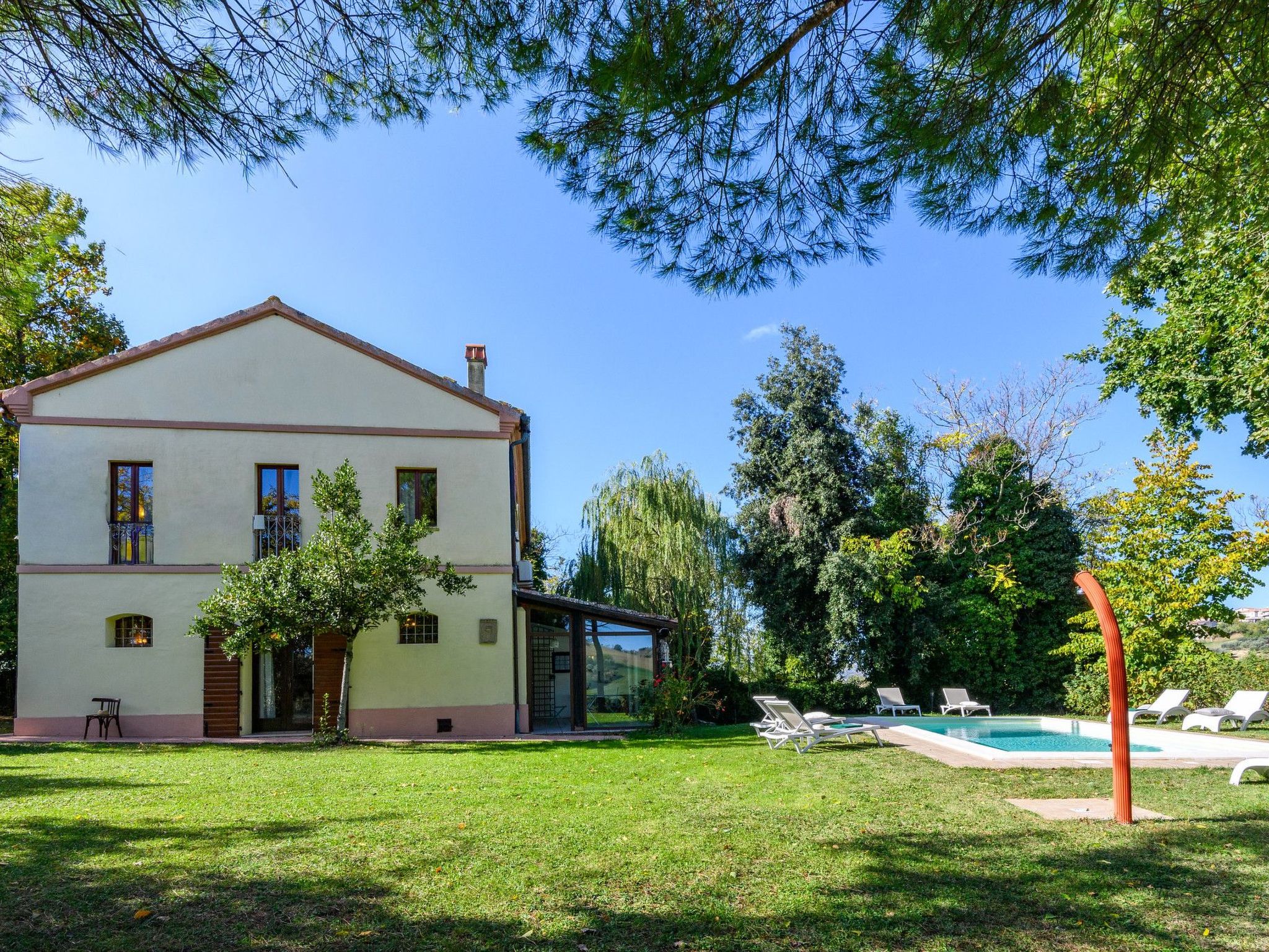 Licht unter den Buchen, Marche Urlaub, privater Pool-Dedans