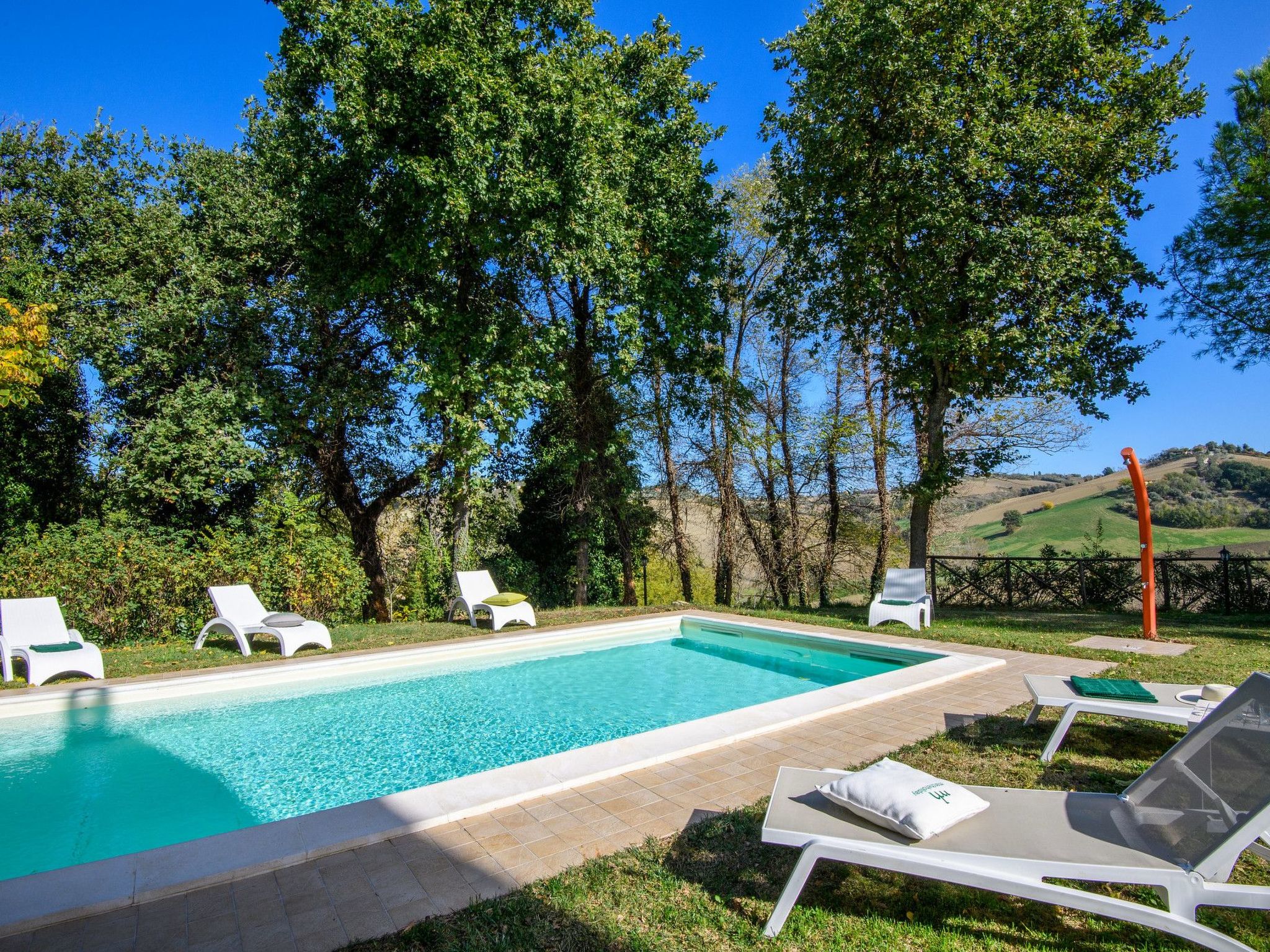 Licht unter den Buchen, Marche Urlaub, privater Pool-Dedans