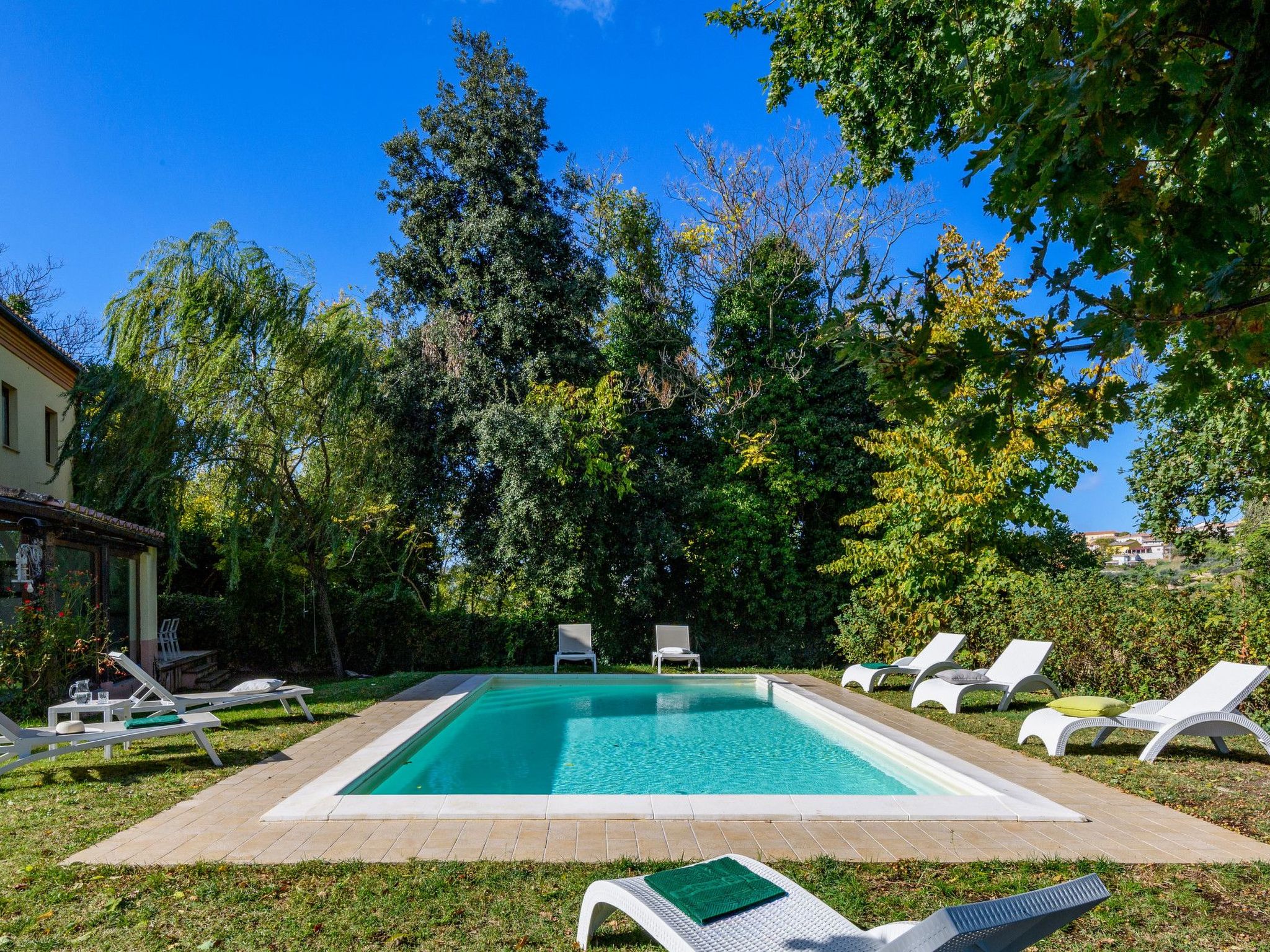 Licht unter den Buchen, Marche Urlaub, privater Pool-Dedans