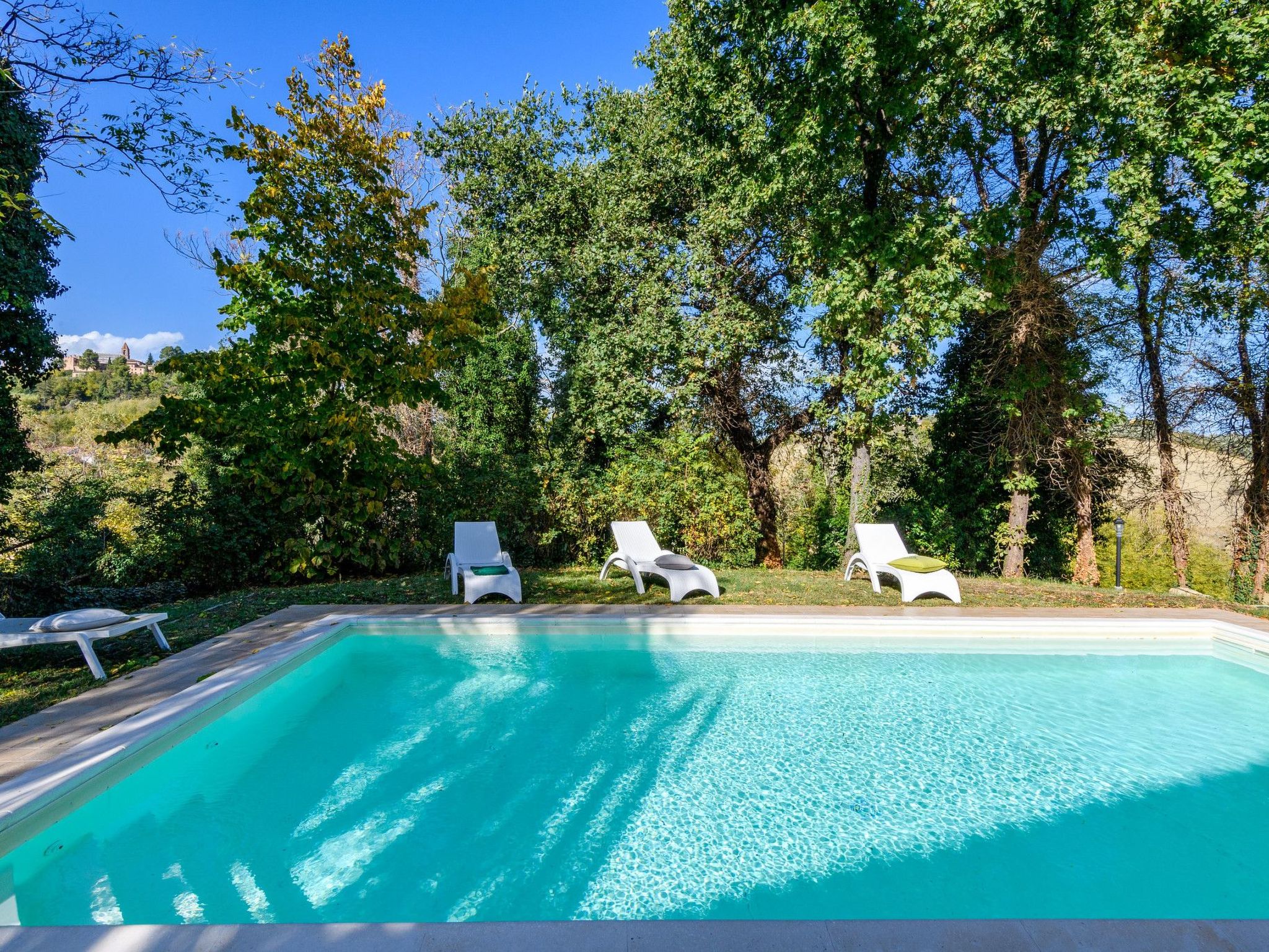 Licht unter den Buchen, Marche Urlaub, privater Pool-Dedans