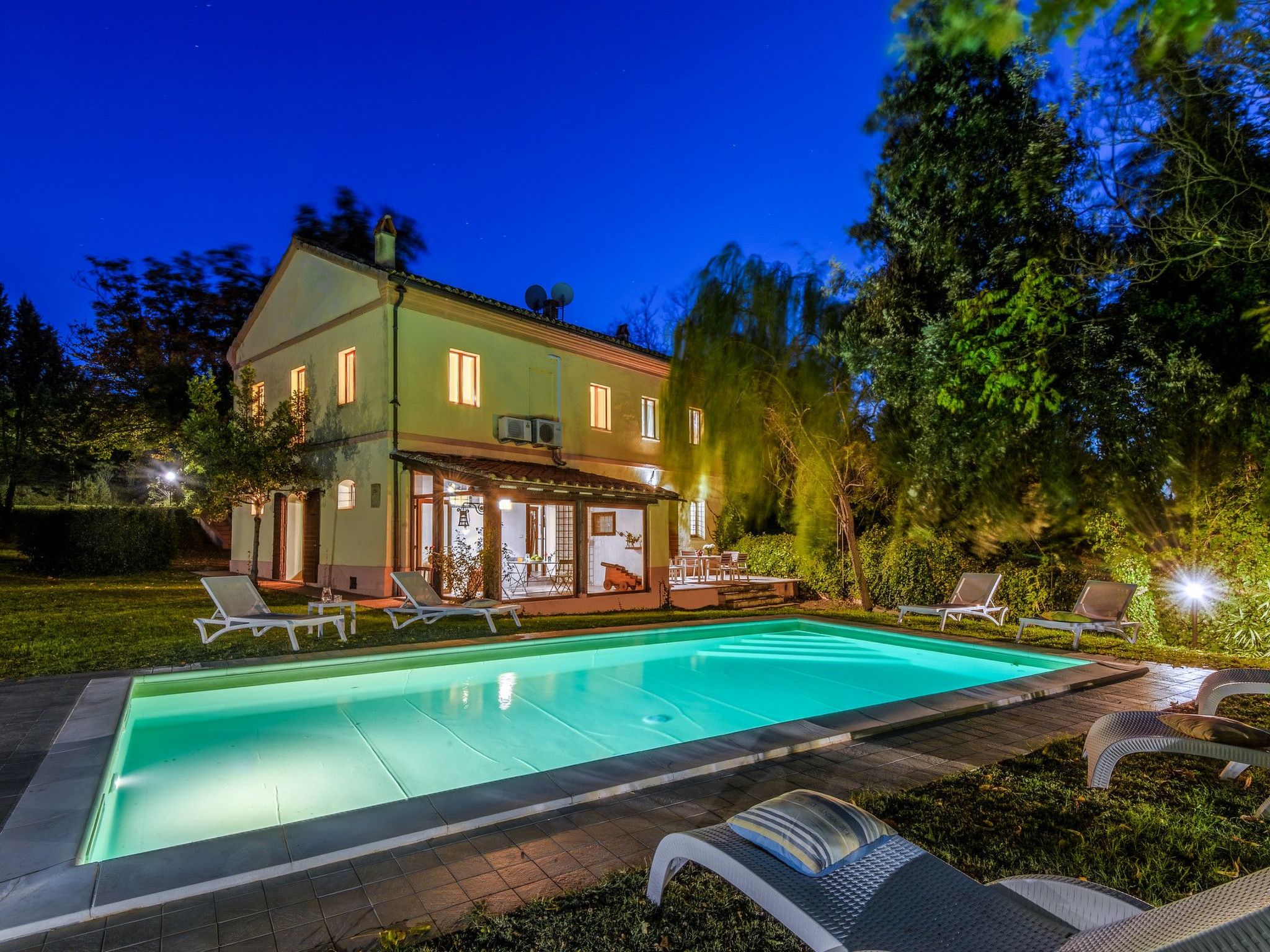 Licht unter den Buchen, Marche Urlaub, privater Pool-Dedans