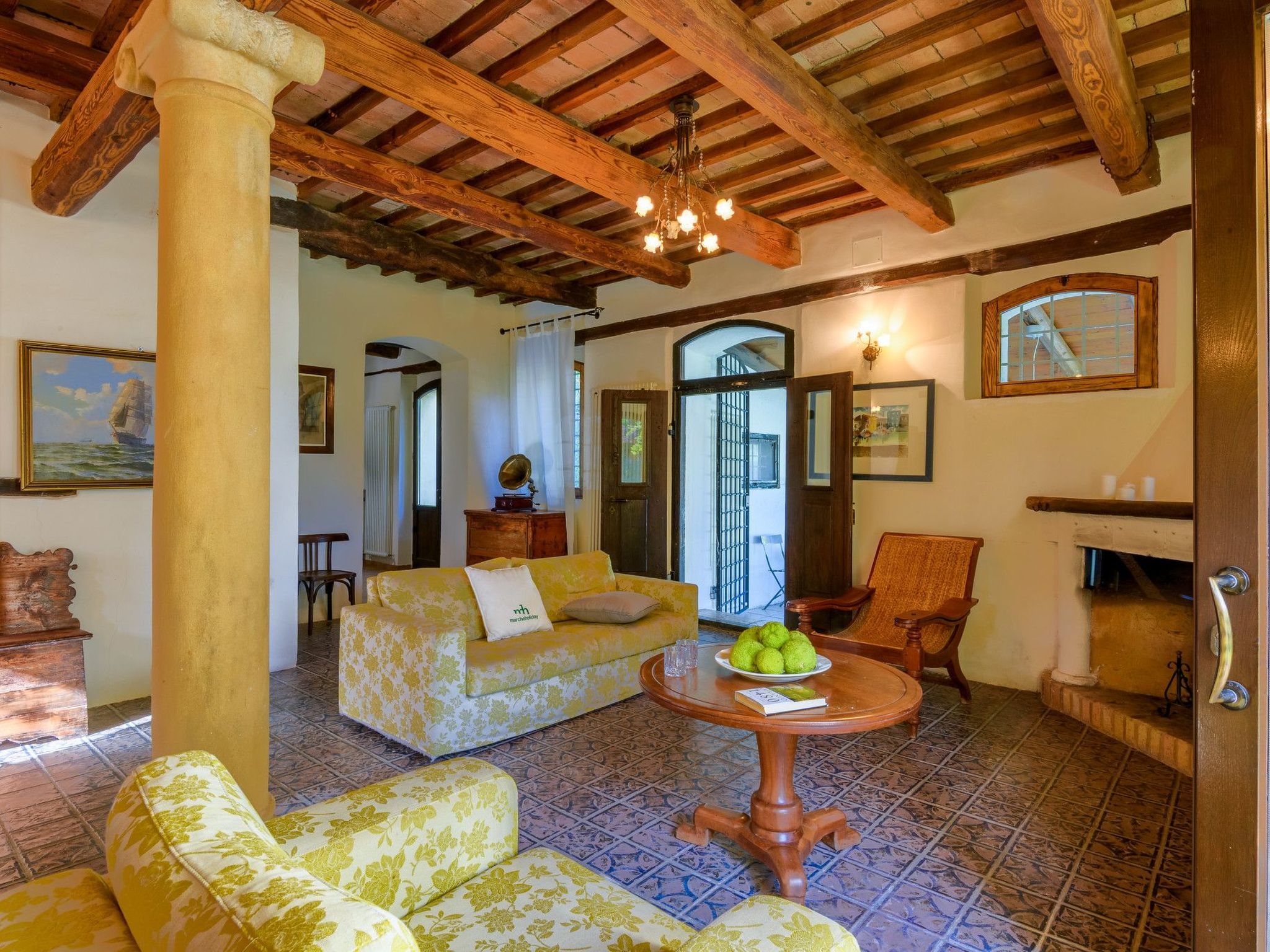 Licht unter den Buchen, Marche Urlaub, privater Pool-Dedans