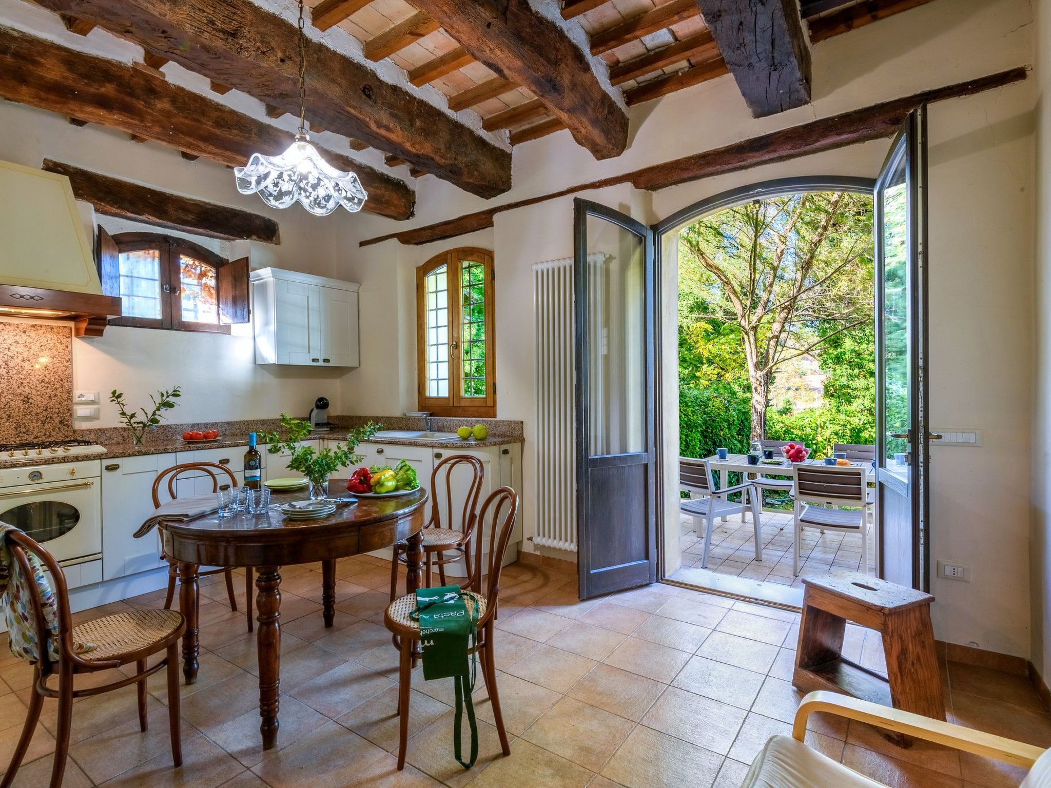 Licht unter den Buchen, Marche Urlaub, privater Pool-Dedans