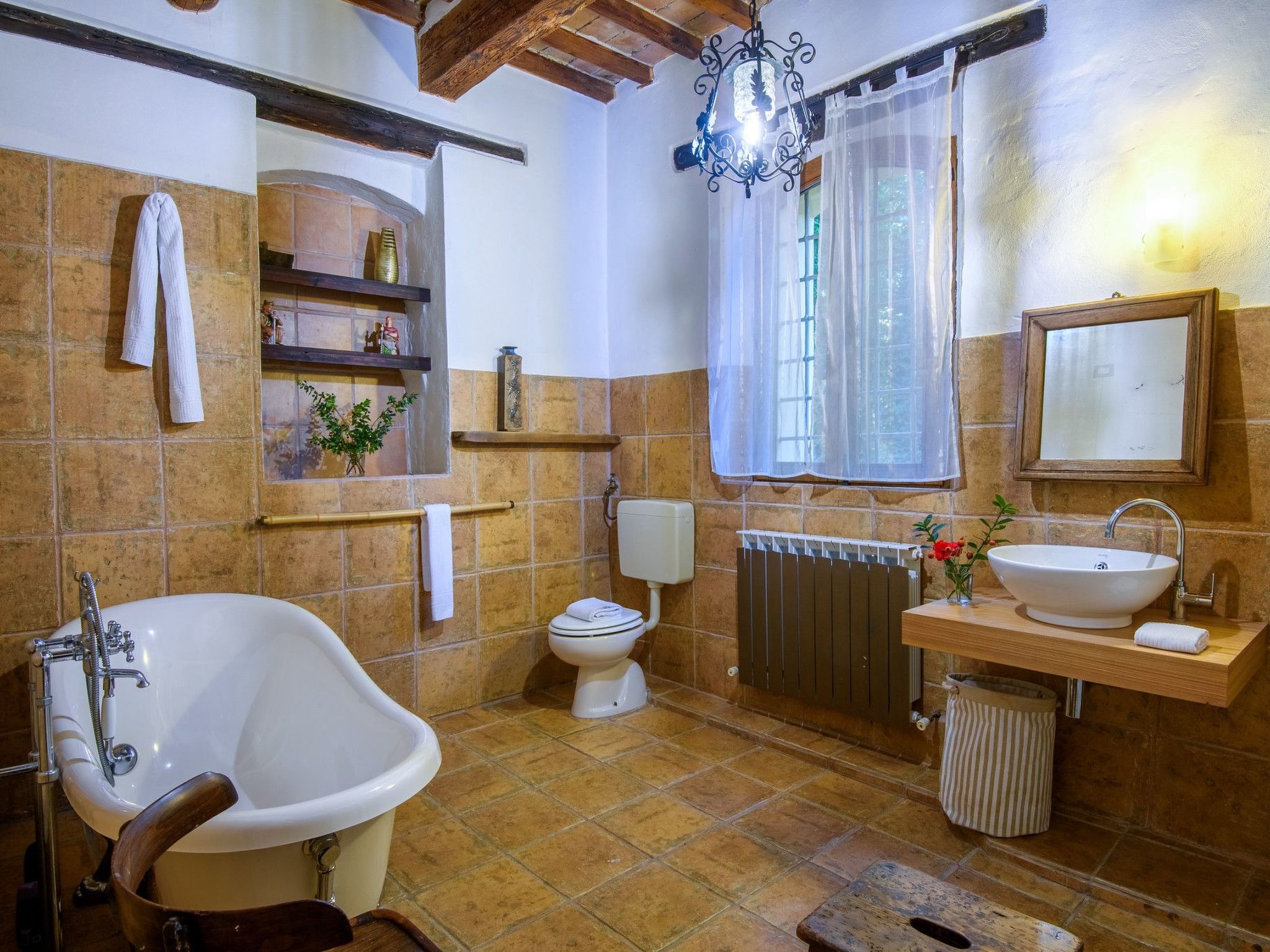 Licht unter den Buchen, Marche Urlaub, privater Pool-Dedans