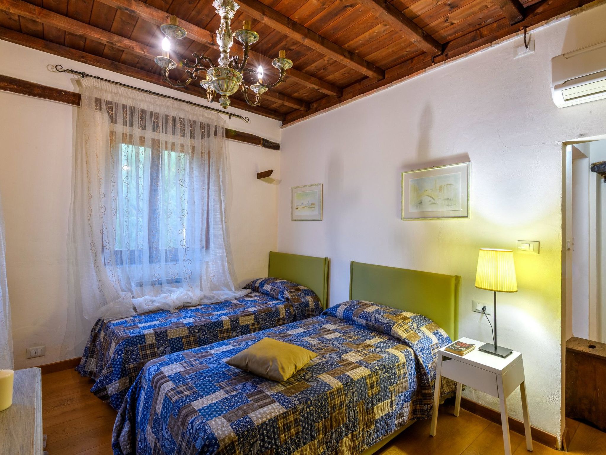 Licht unter den Buchen, Marche Urlaub, privater Pool-Dedans