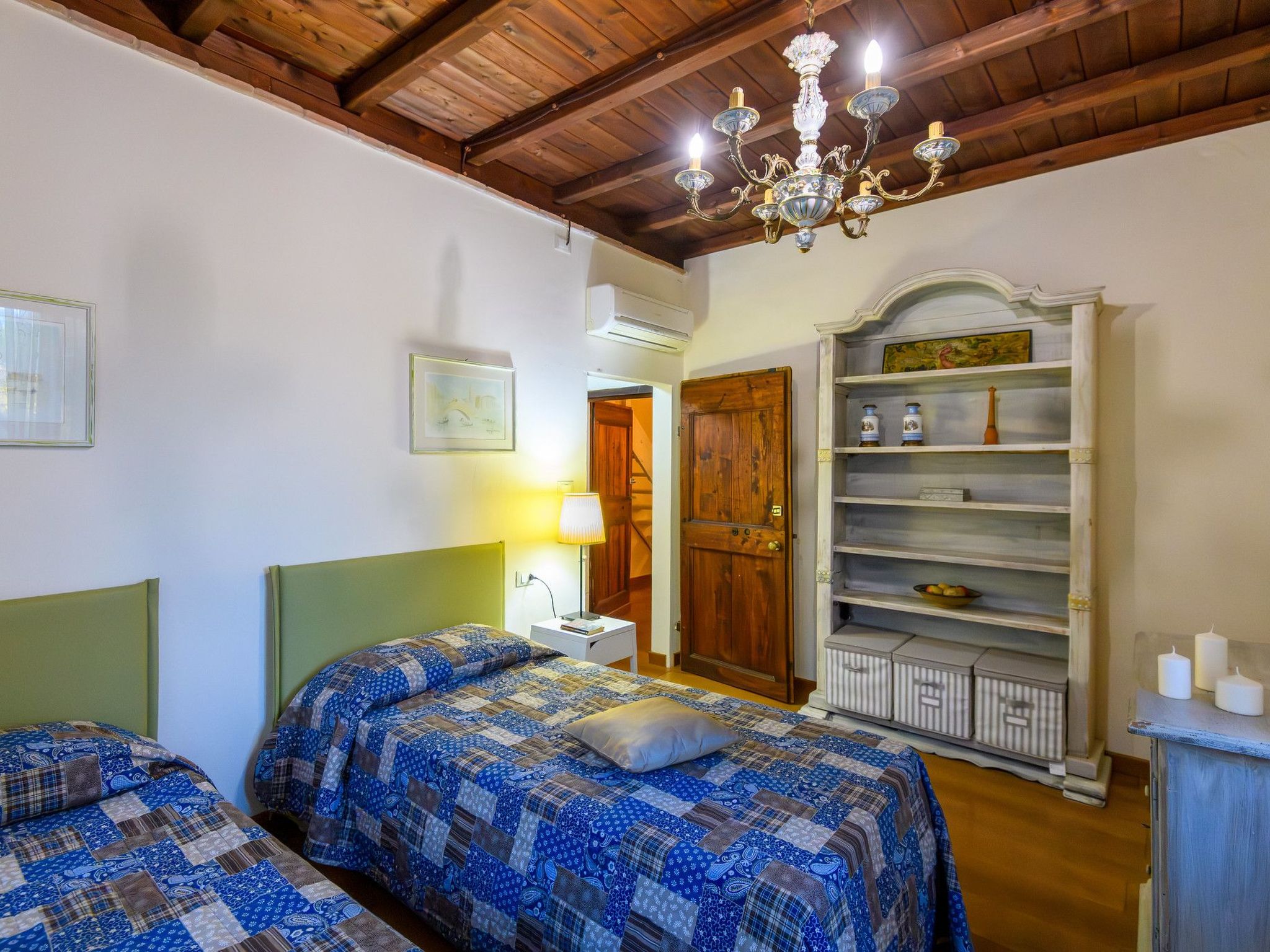 Licht unter den Buchen, Marche Urlaub, privater Pool-Dedans