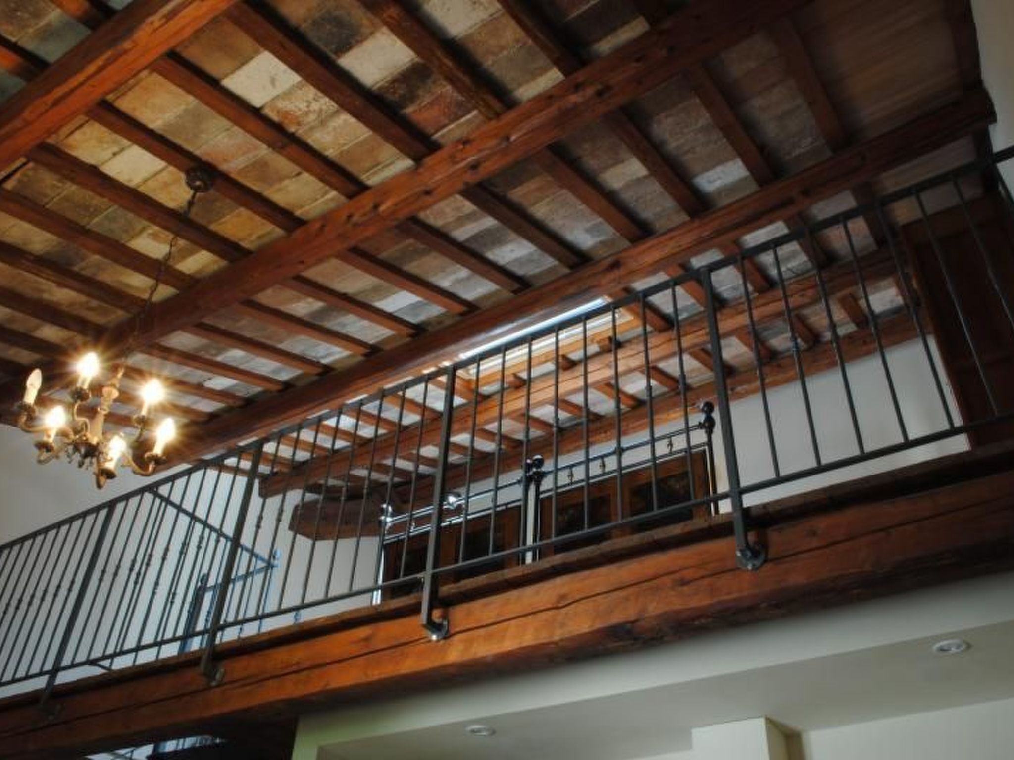 Mit Mezzanin und Schwimmbad, in einem Bauernhaus in den Hügeln-Drinnen