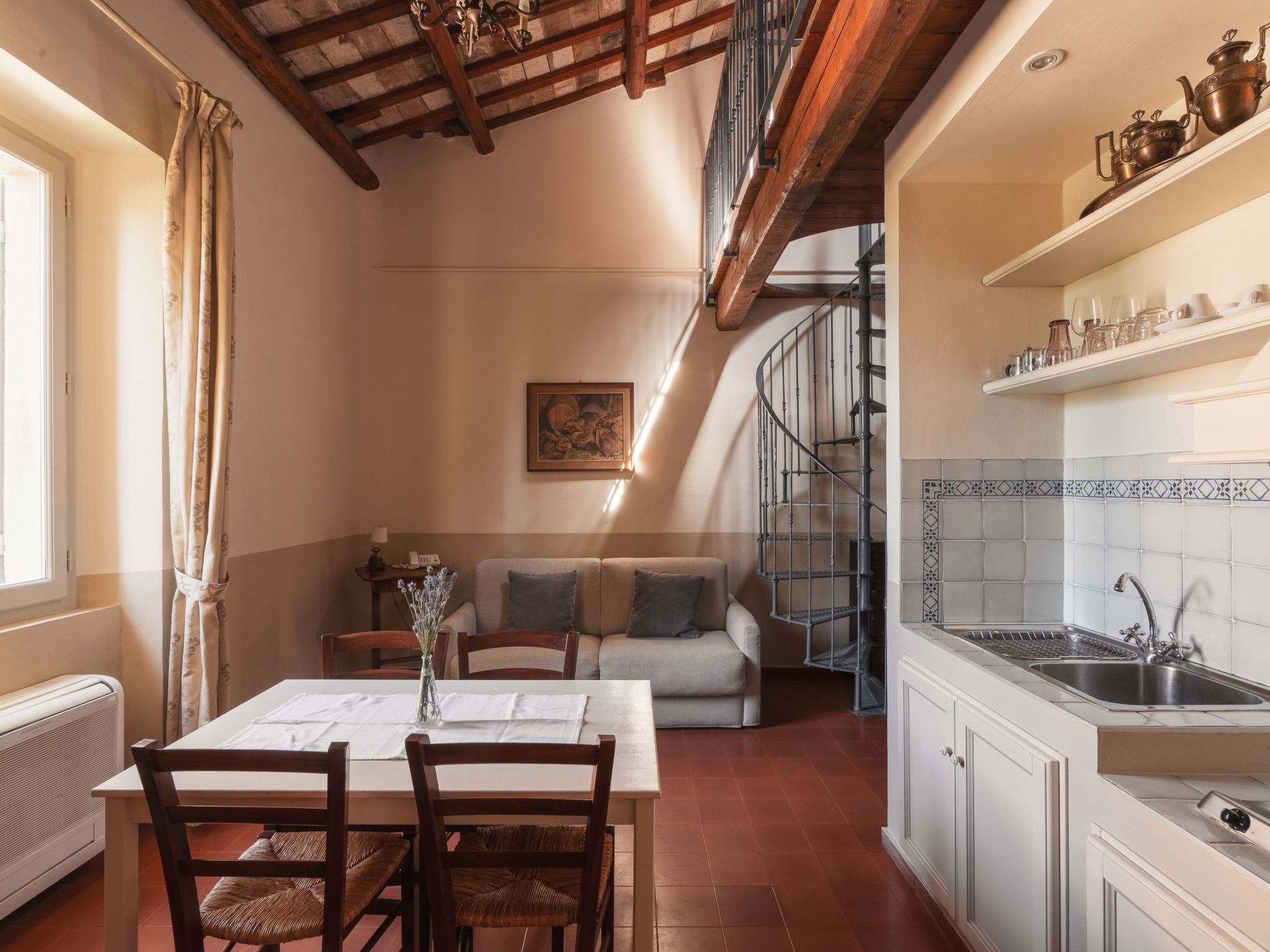 Mit Mezzanin und Schwimmbad, in einem Bauernhaus in den Hügeln-Drinnen