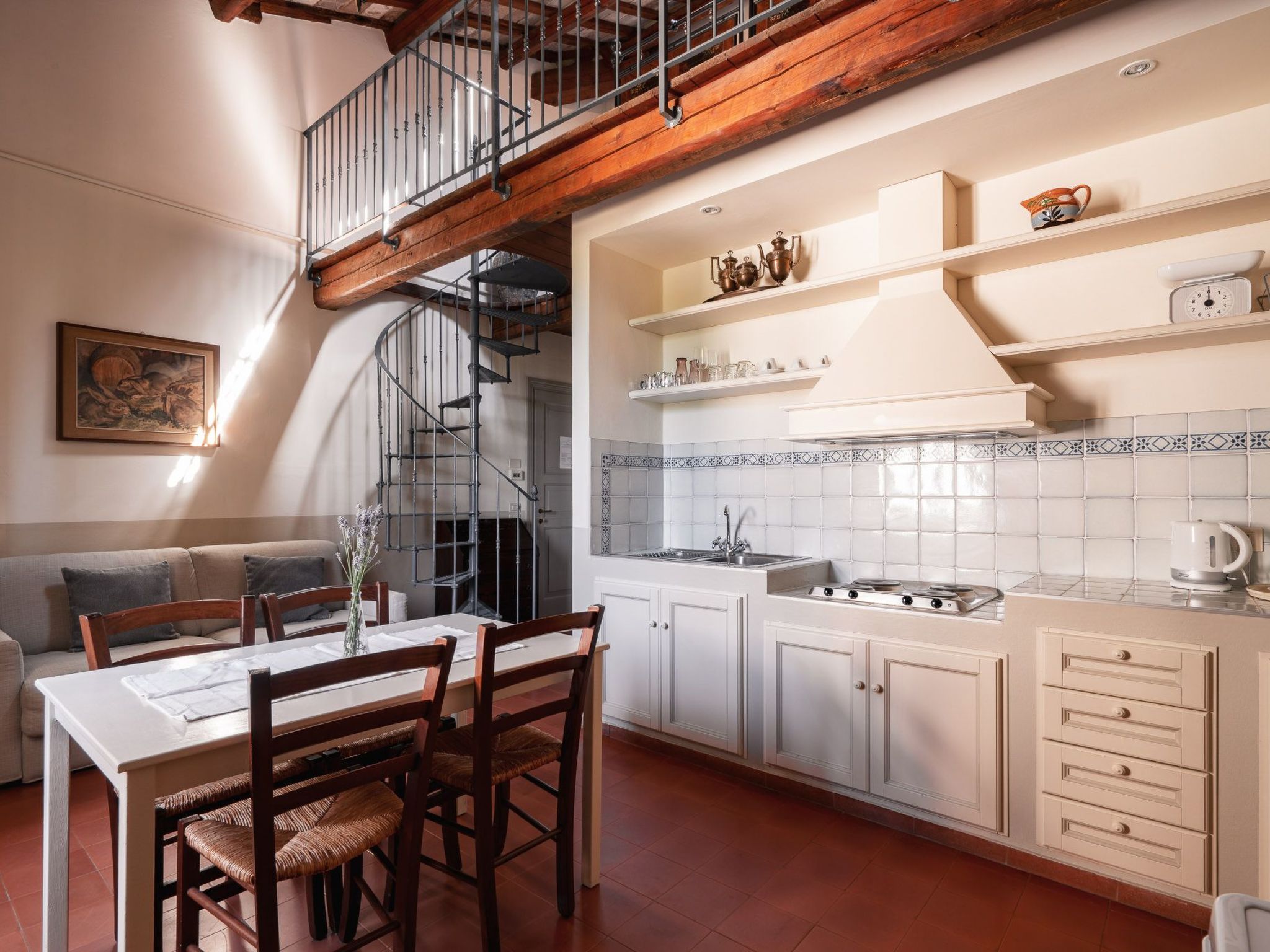 Mit Mezzanin und Schwimmbad, in einem Bauernhaus in den Hügeln-Drinnen