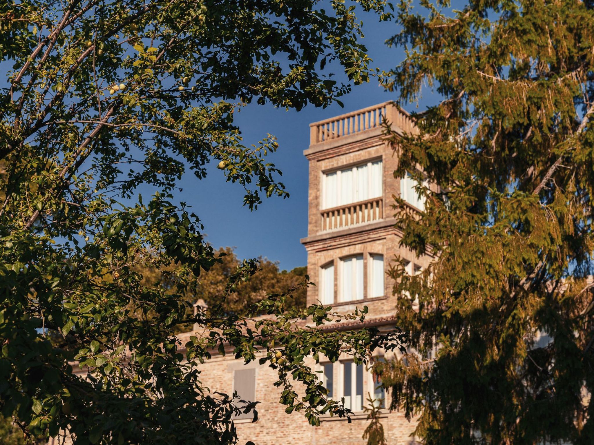 Mit Mezzanin und Schwimmbad, in einem Bauernhaus in den Hügeln-Drinnen