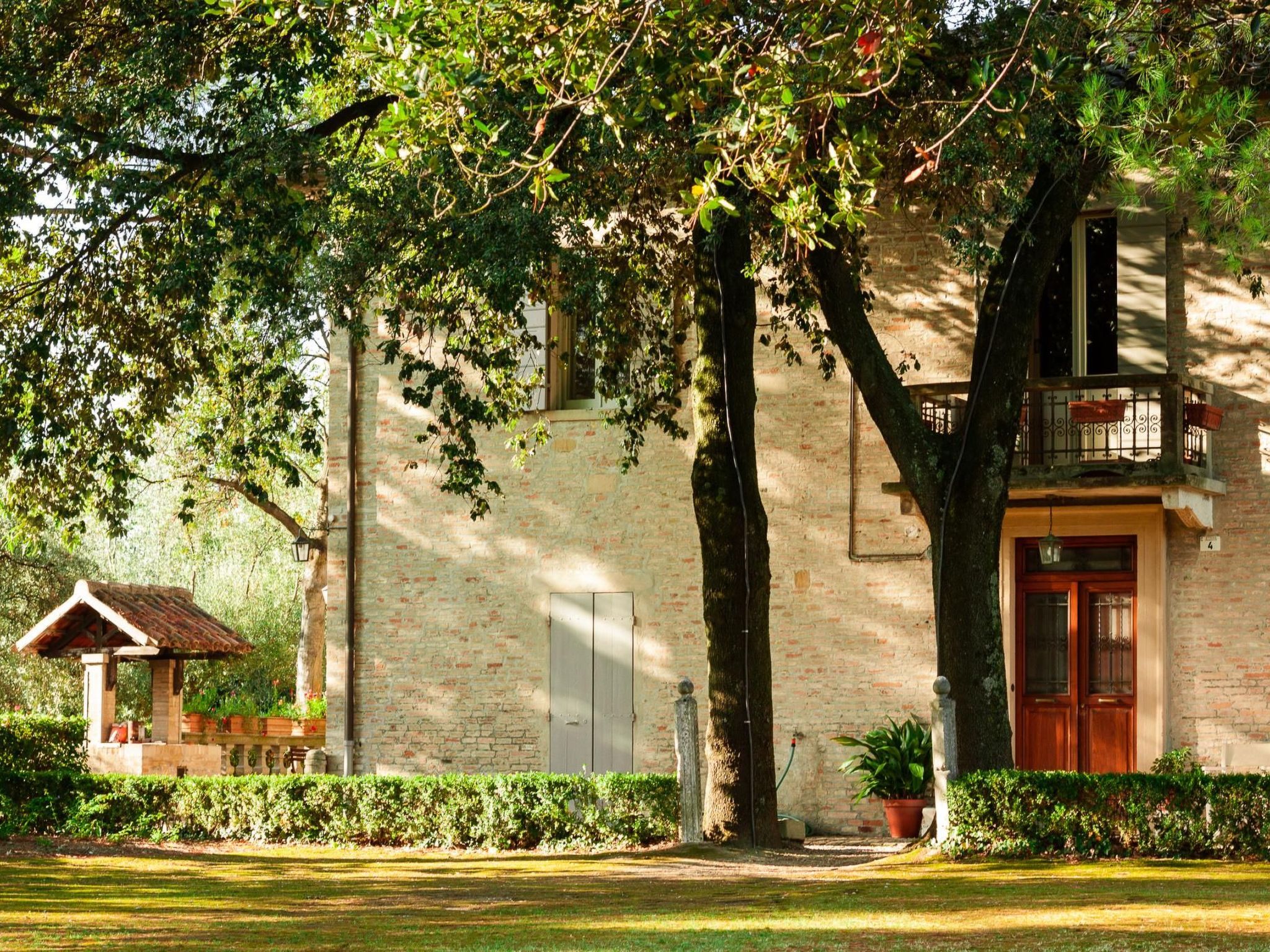 Mit Mezzanin und Schwimmbad, in einem Bauernhaus in den Hügeln-Drinnen