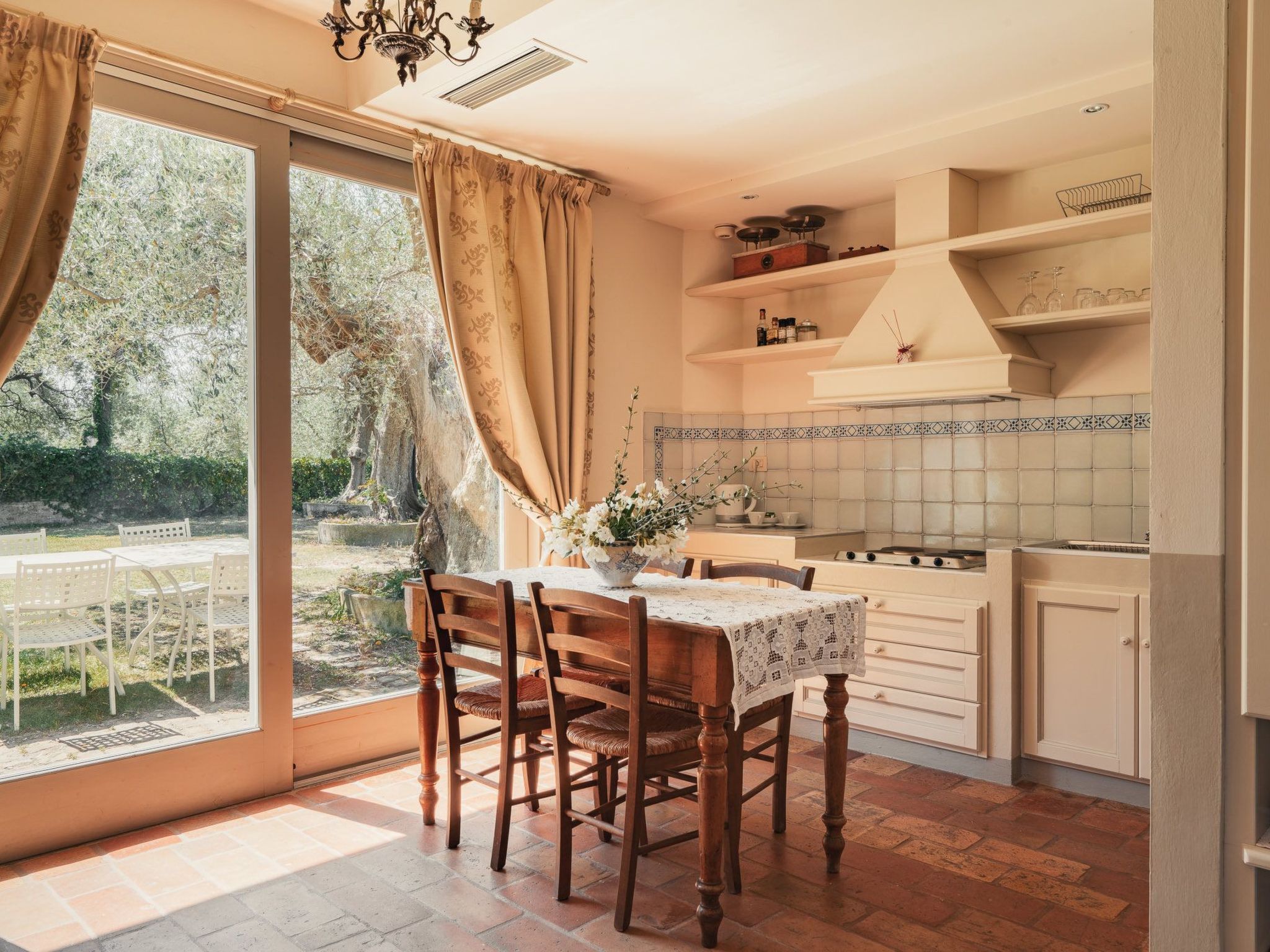 In einem Bauernhaus in den Hügeln, mit Garten und Pool-Binnen