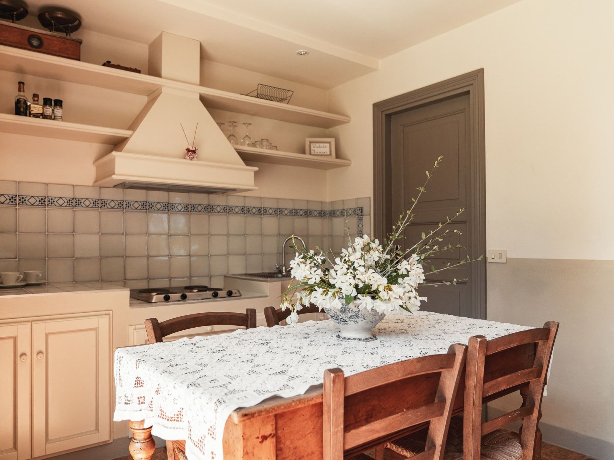 In einem Bauernhaus in den Hügeln, mit Garten und Pool-Binnen