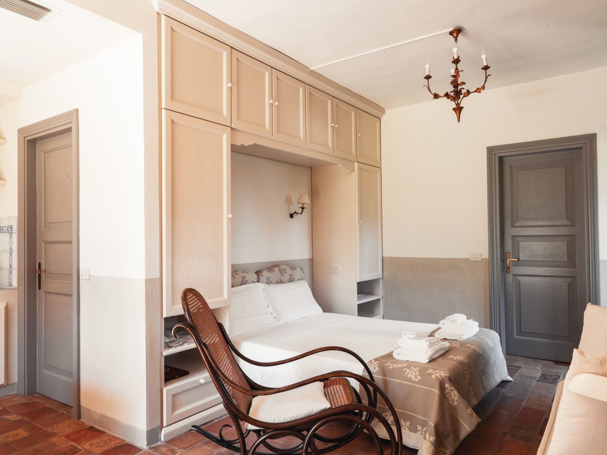 In einem Bauernhaus in den Hügeln, mit Garten und Pool-Binnen