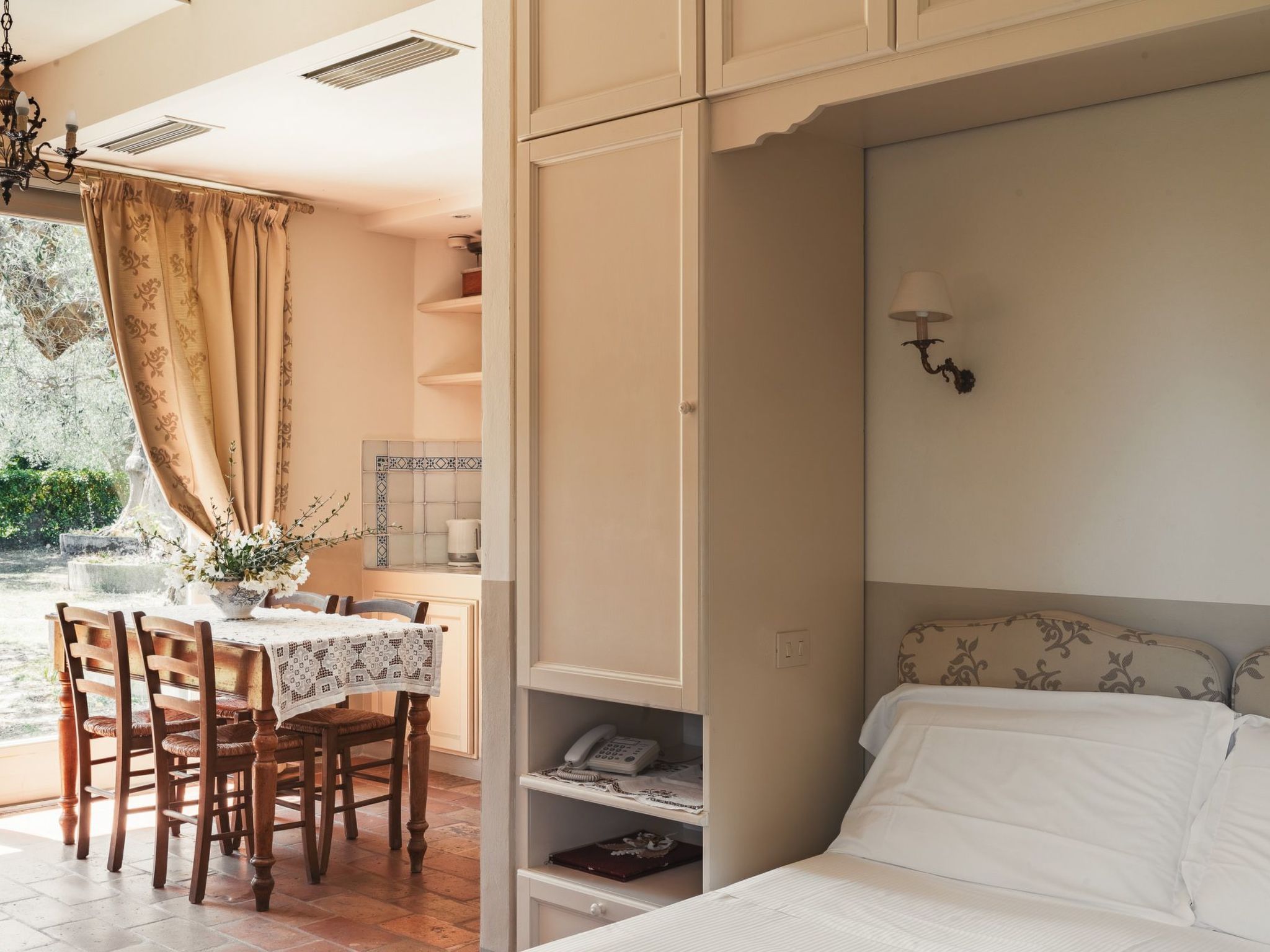 In einem Bauernhaus in den Hügeln, mit Garten und Pool-Binnen