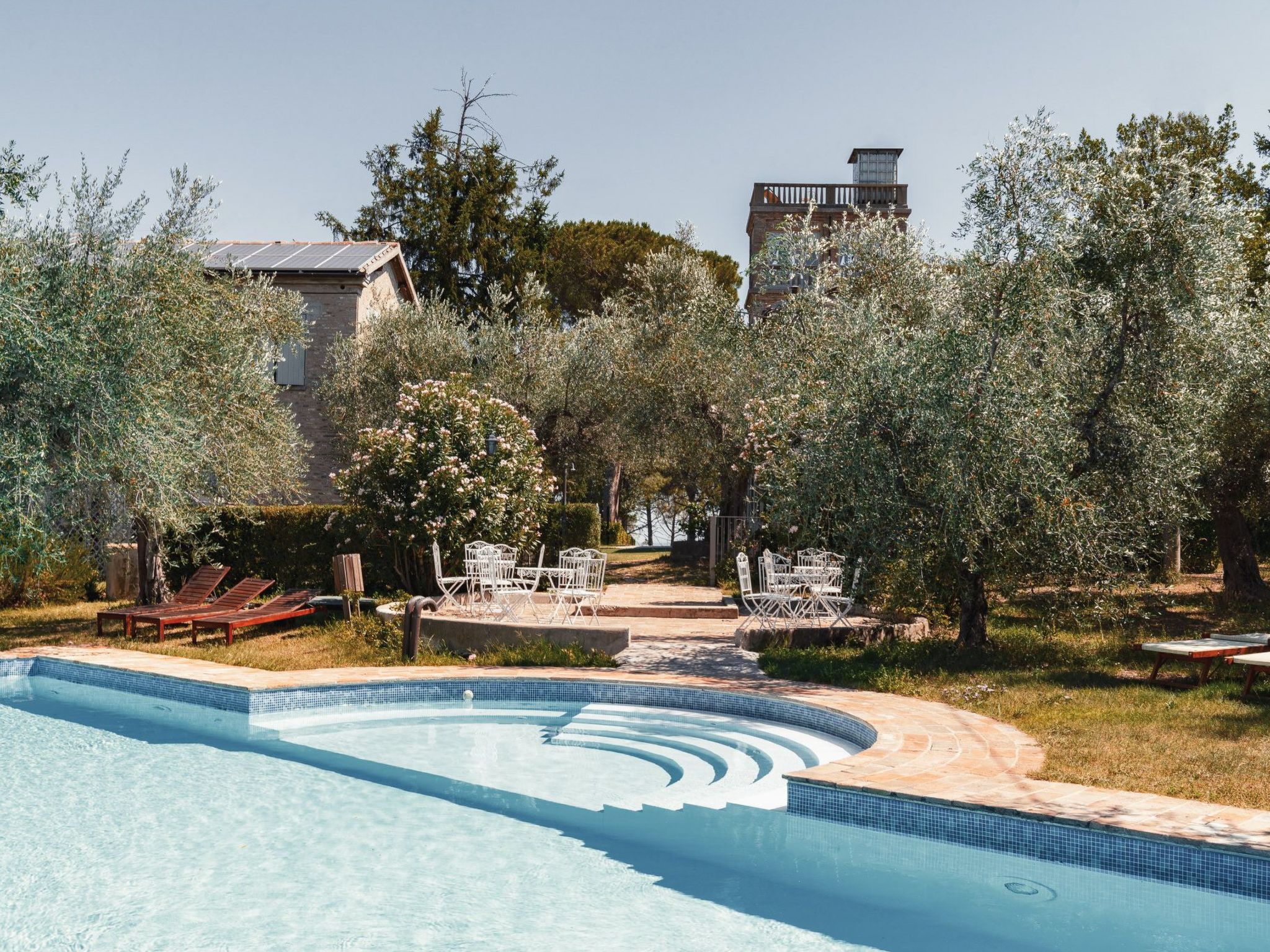 In einem Bauernhaus in den Hügeln, mit Garten und Pool-Binnen