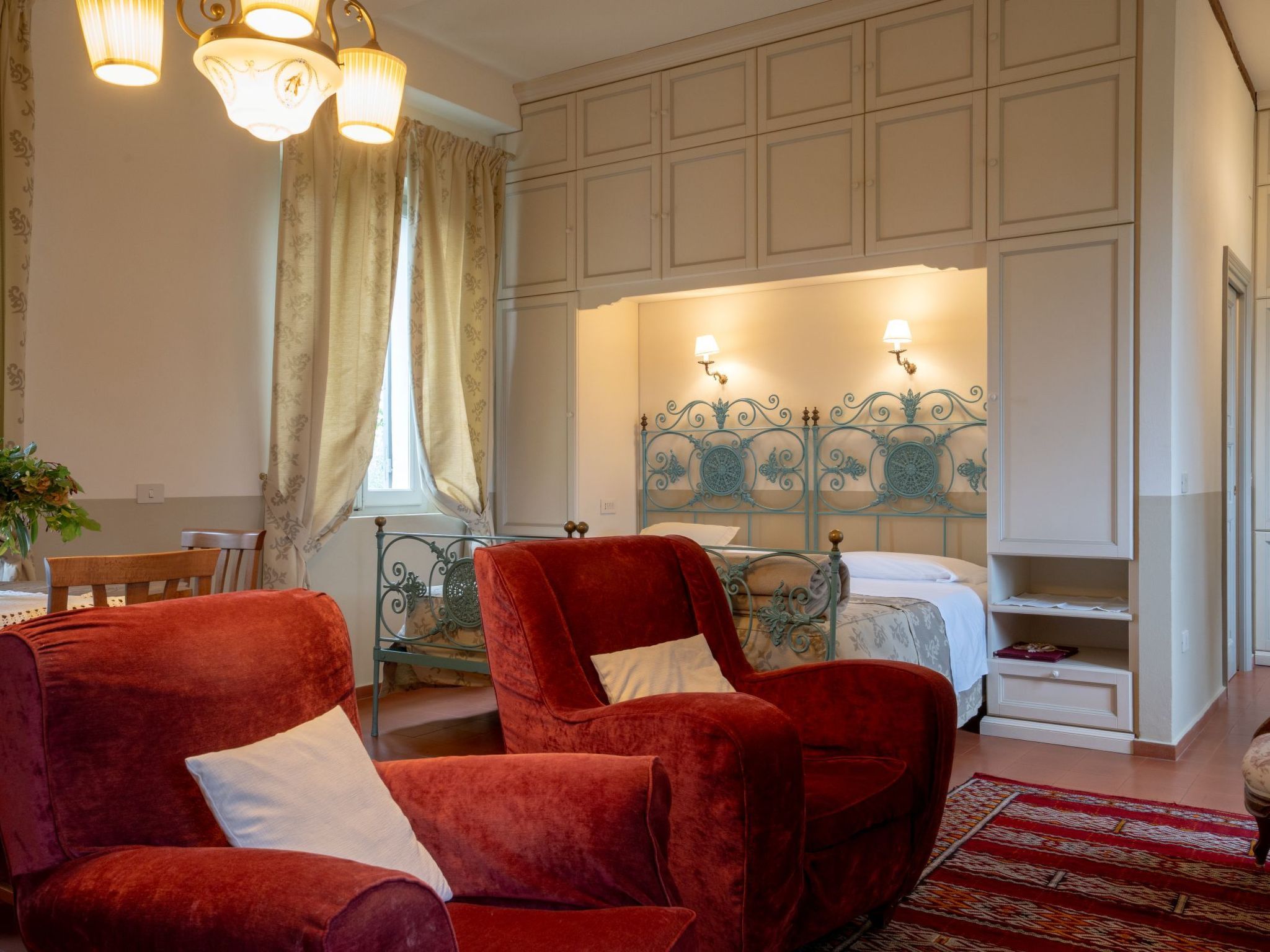 Mit Garten und Schwimmbad in den Hügeln der Marken.-Drinnen