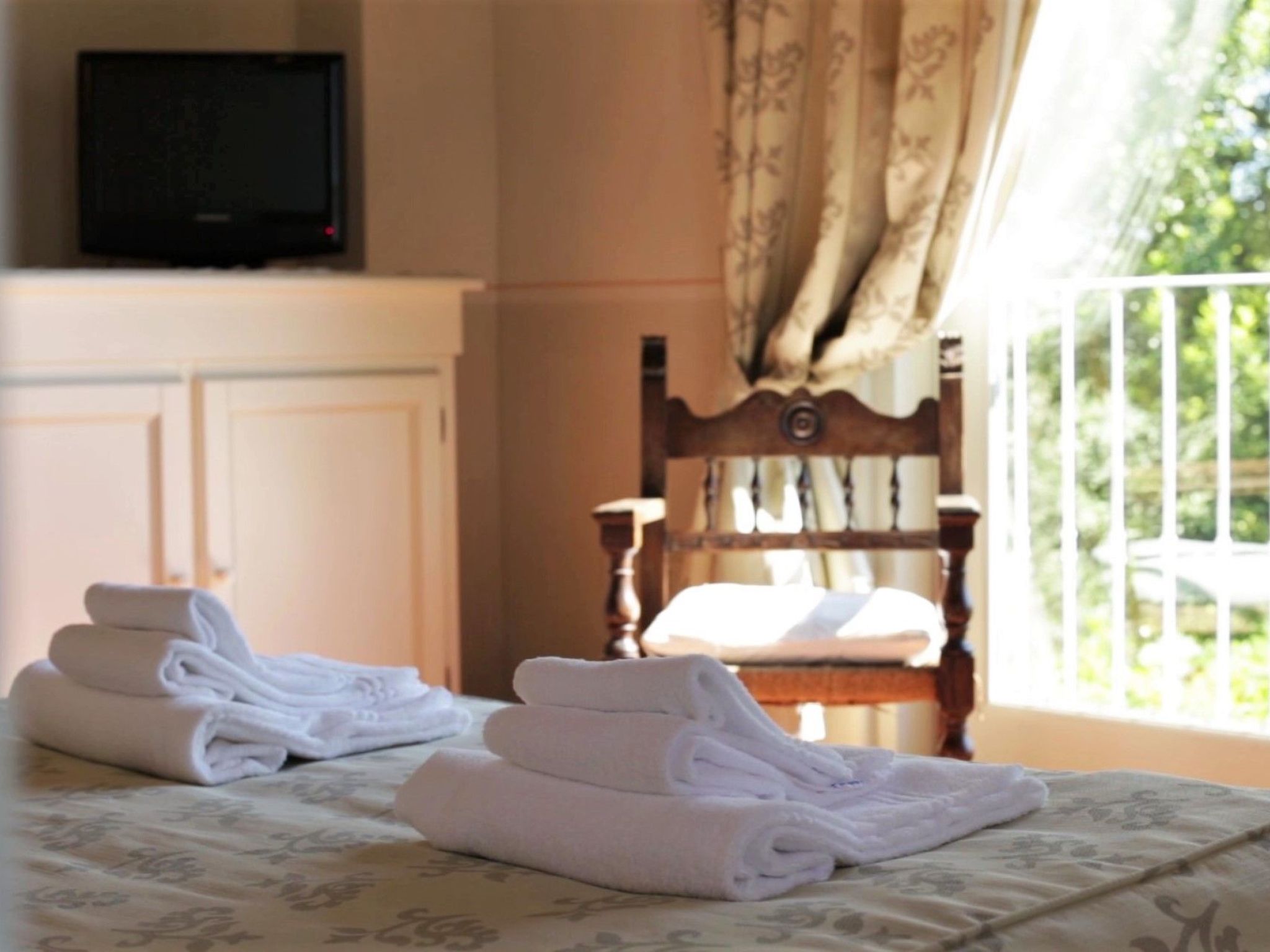 Mit Garten und Schwimmbad in den Hügeln der Marken.-Drinnen