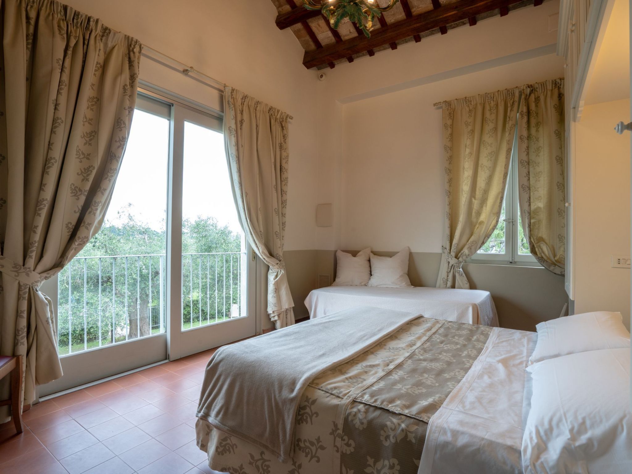 Mit Garten und Schwimmbad in den Hügeln der Marken.-Drinnen