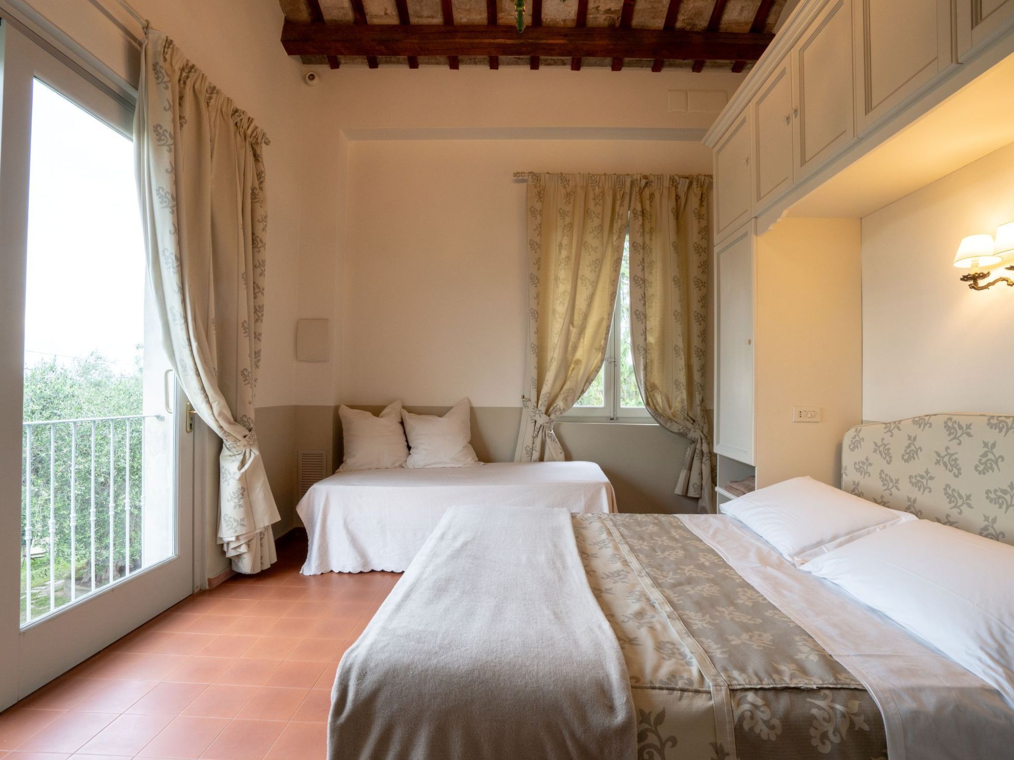 Mit Garten und Schwimmbad in den Hügeln der Marken.-Drinnen