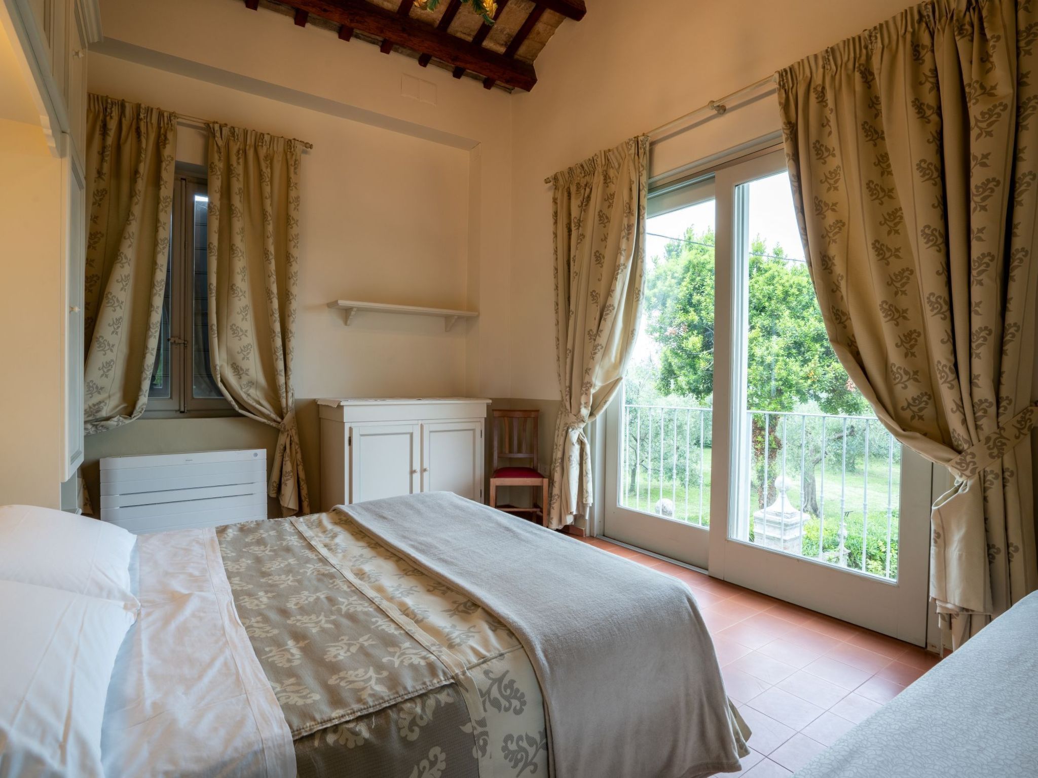 Mit Garten und Schwimmbad in den Hügeln der Marken.-Drinnen