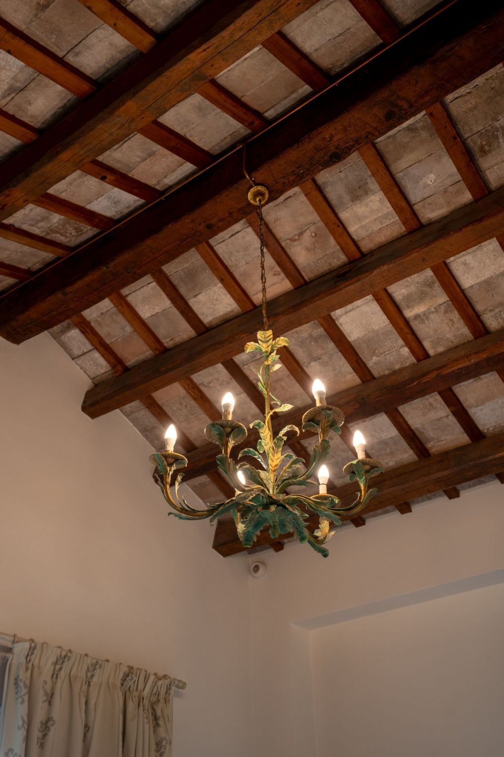 Mit Garten und Schwimmbad in den Hügeln der Marken.-Drinnen