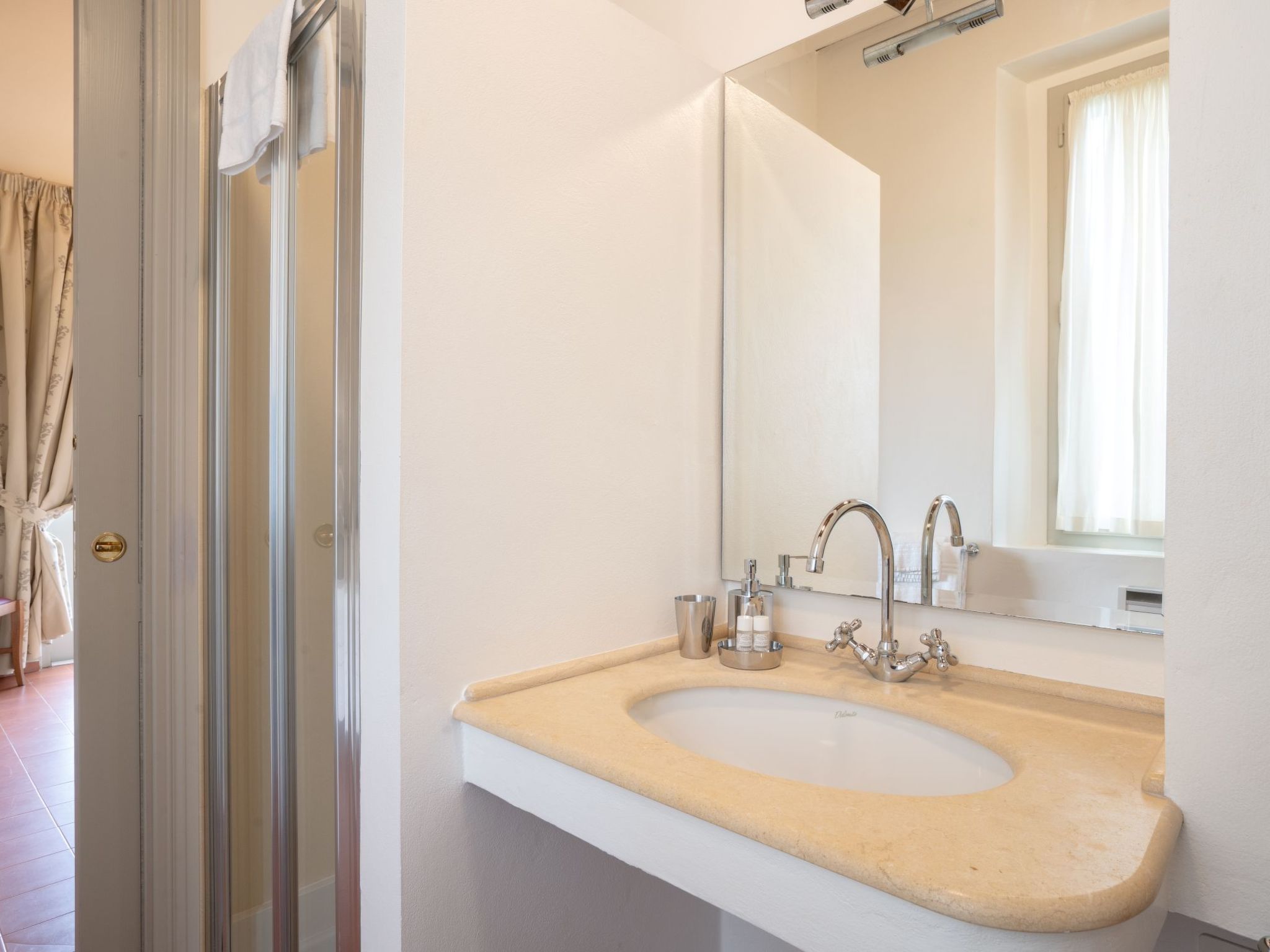 Mit Garten und Schwimmbad in den Hügeln der Marken.-Drinnen