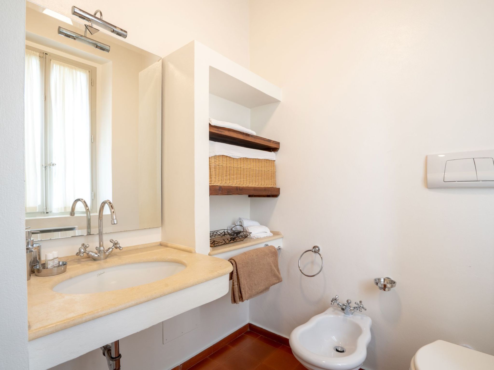 Mit Garten und Schwimmbad in den Hügeln der Marken.-Drinnen