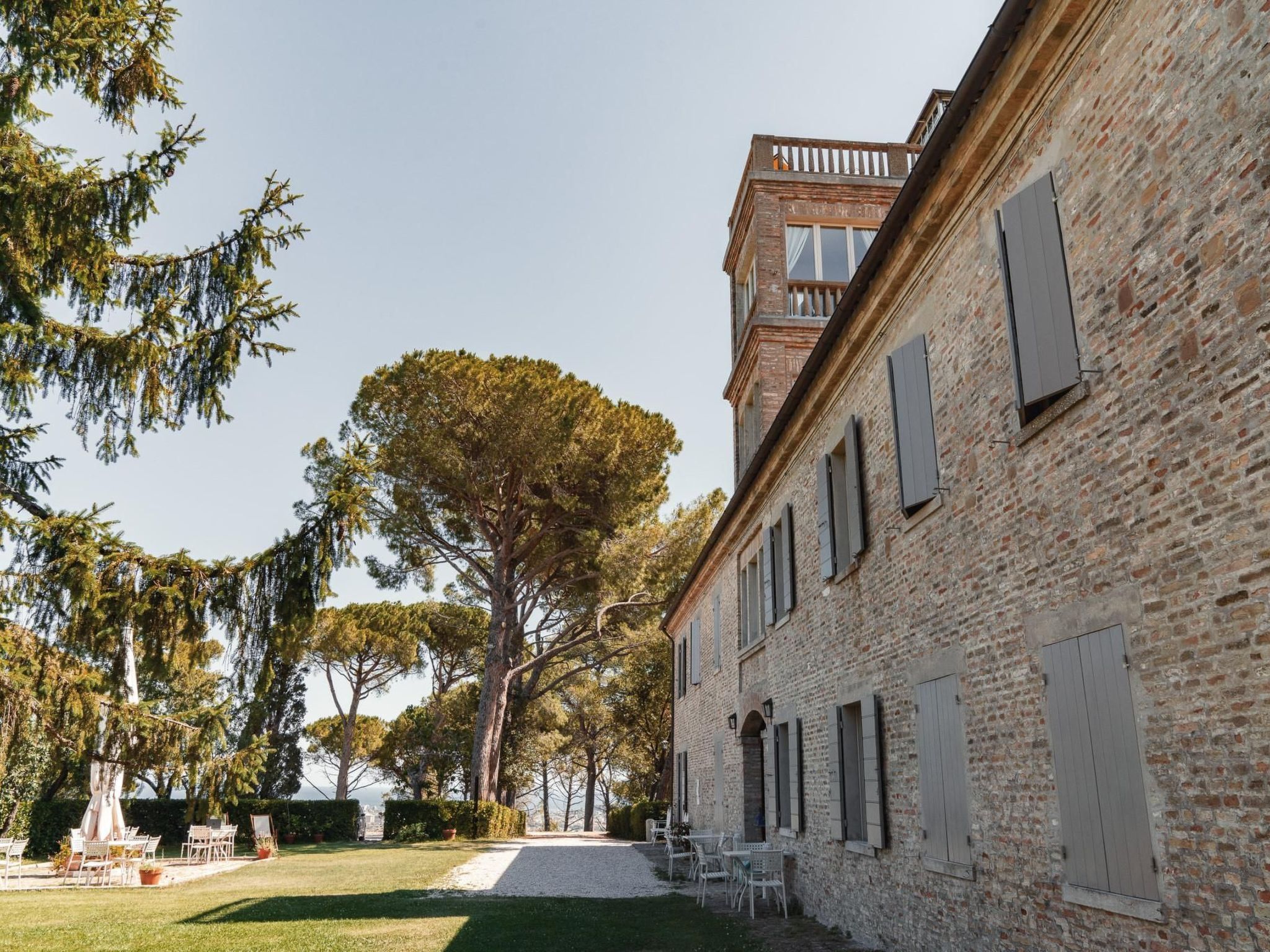 Mit Garten und Schwimmbad in den Hügeln der Marken.-Drinnen