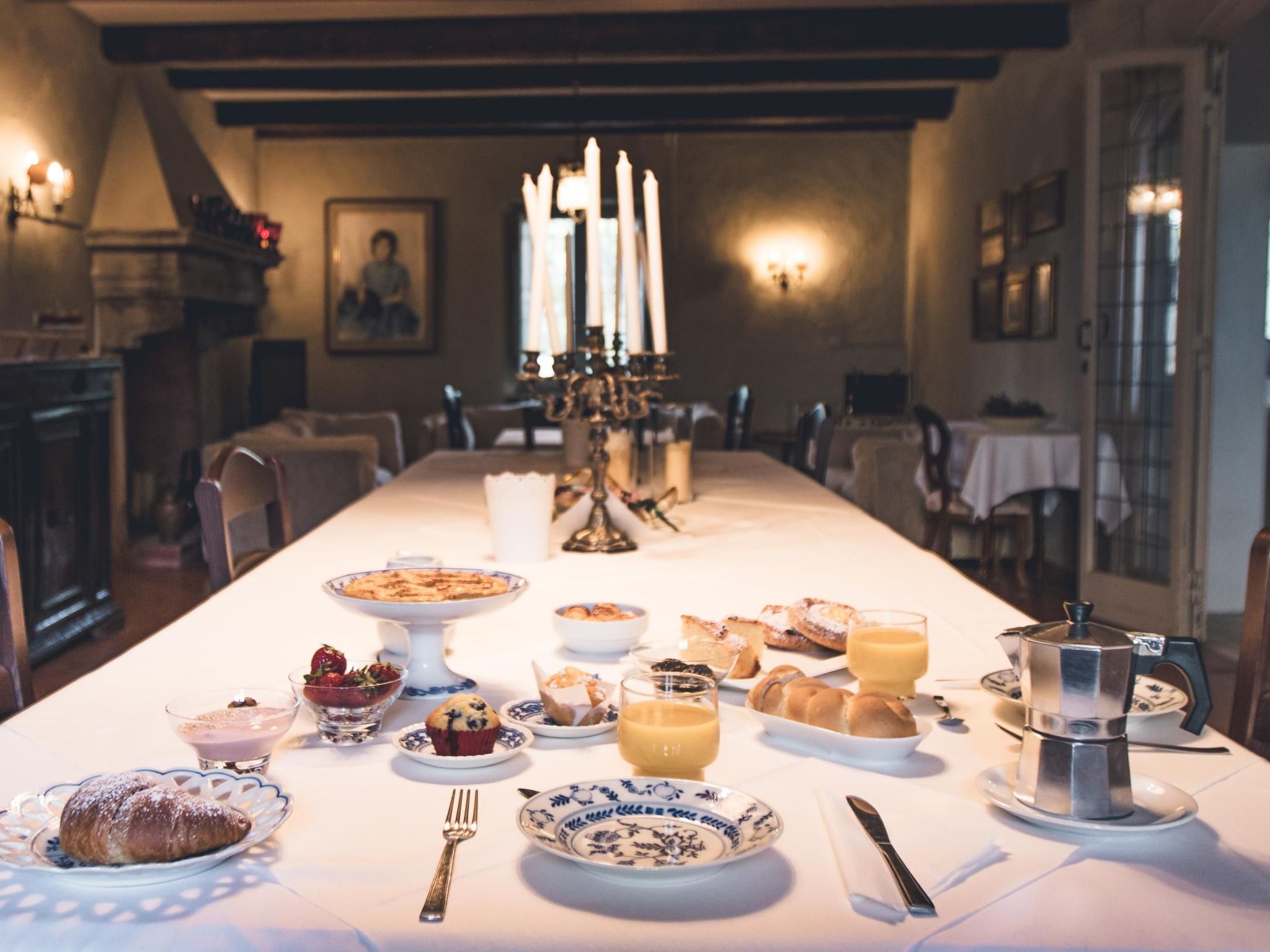 Mit Garten und Schwimmbad in den Hügeln der Marken.-Drinnen