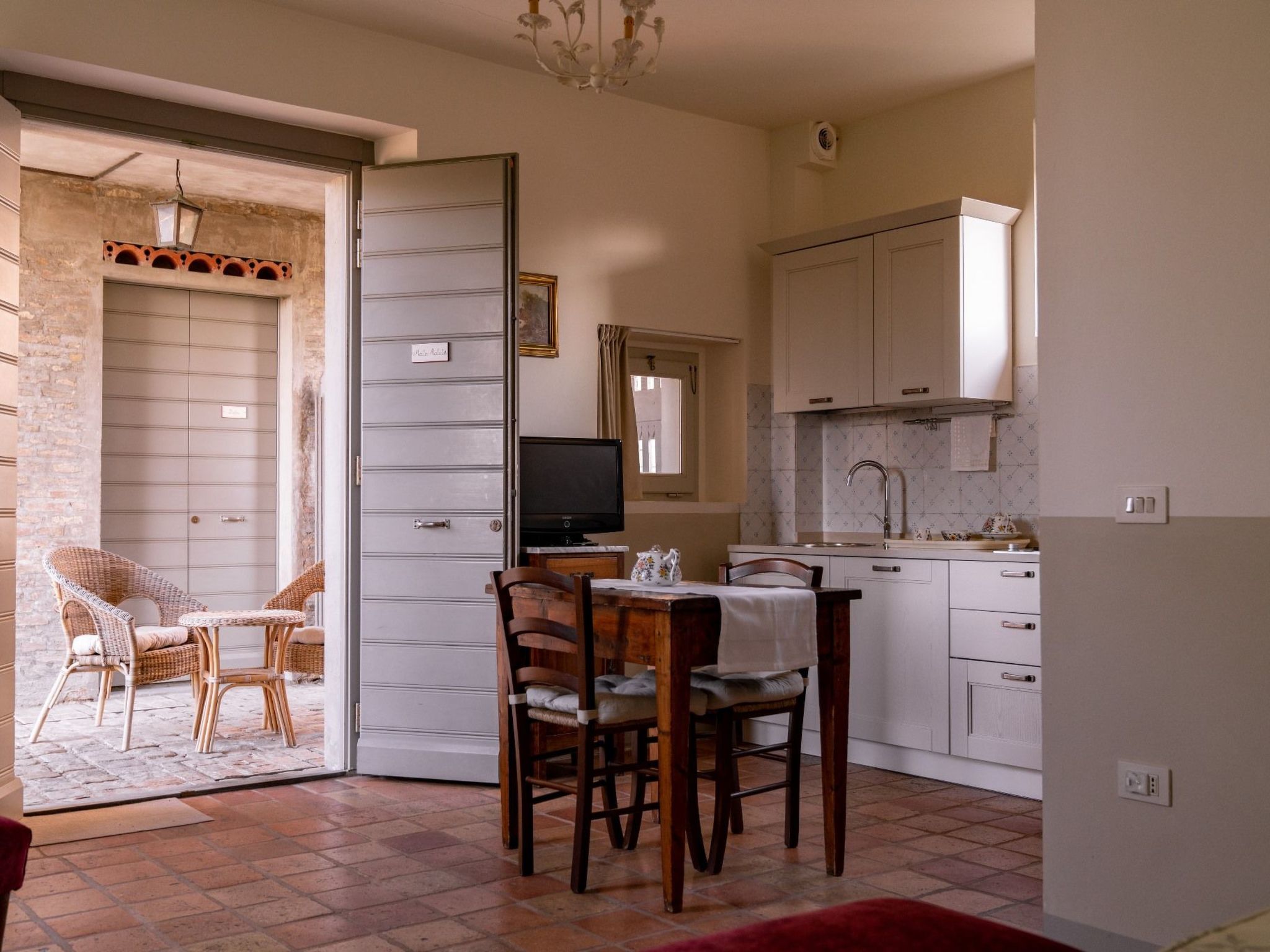 Studio-Apartment mit Garten, Grill, Pool und Aussicht-Drinnen