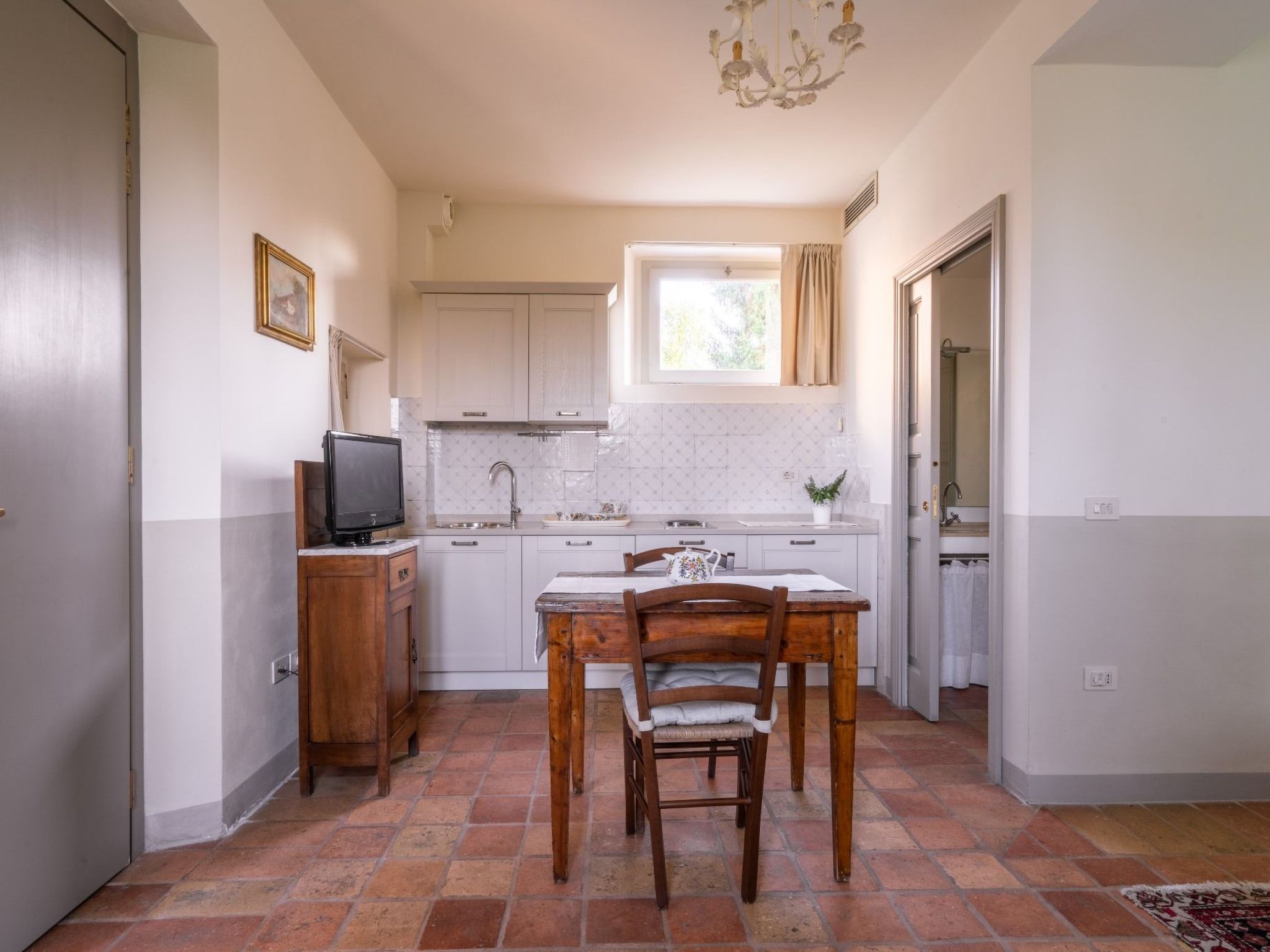 Studio-Apartment mit Garten, Grill, Pool und Aussicht-Drinnen