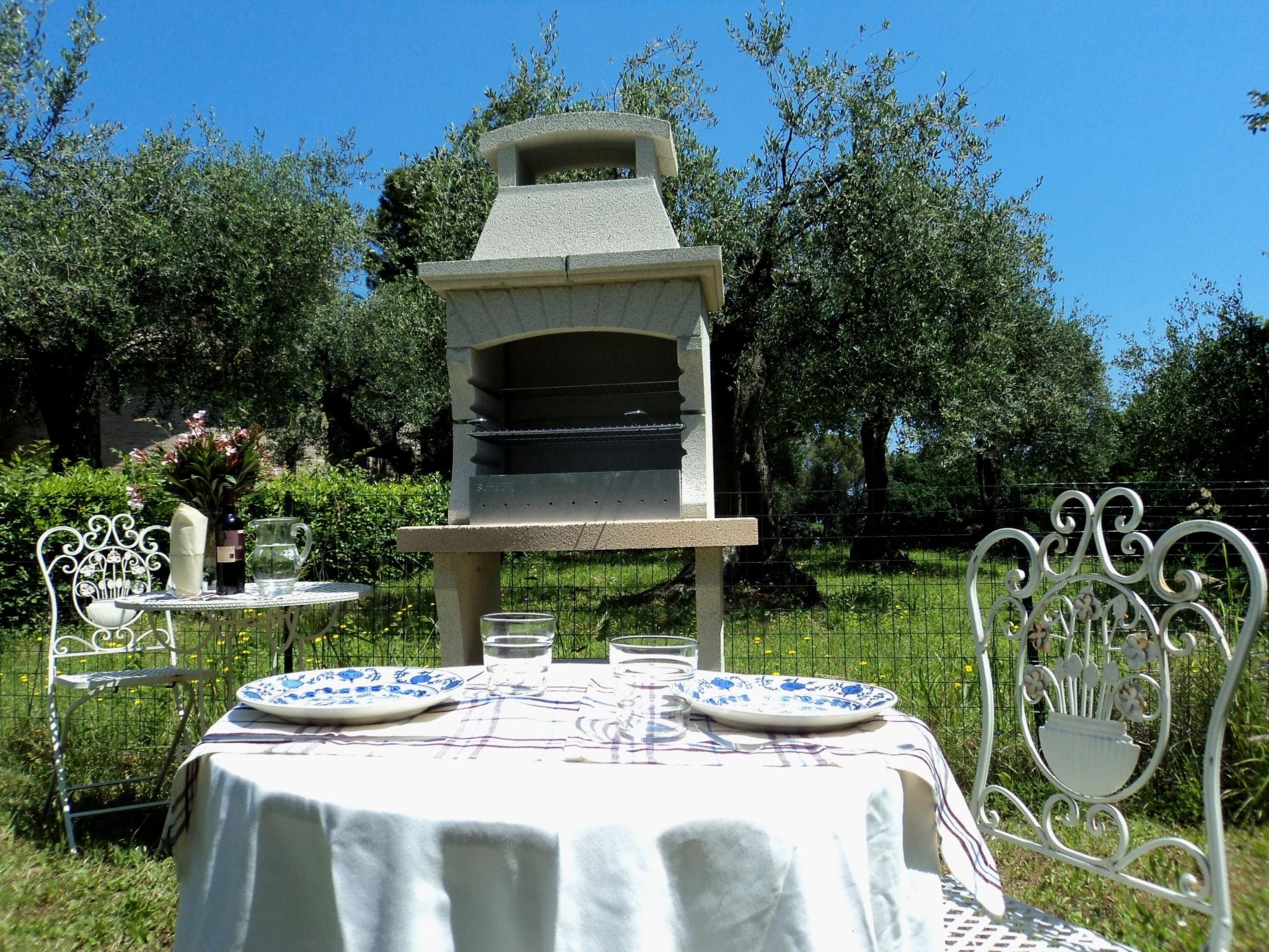 Studio-Apartment mit Garten, Grill, Pool und Aussicht-Drinnen