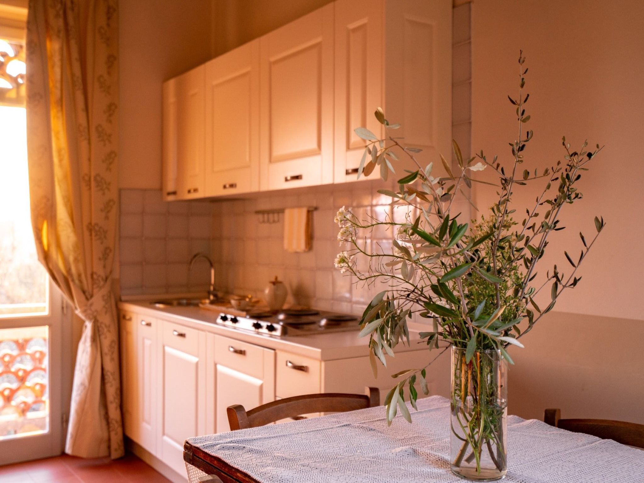 Drei-Zimmer-Panorama-Wohnung mit Terrasse und Sommerpool-Drinnen