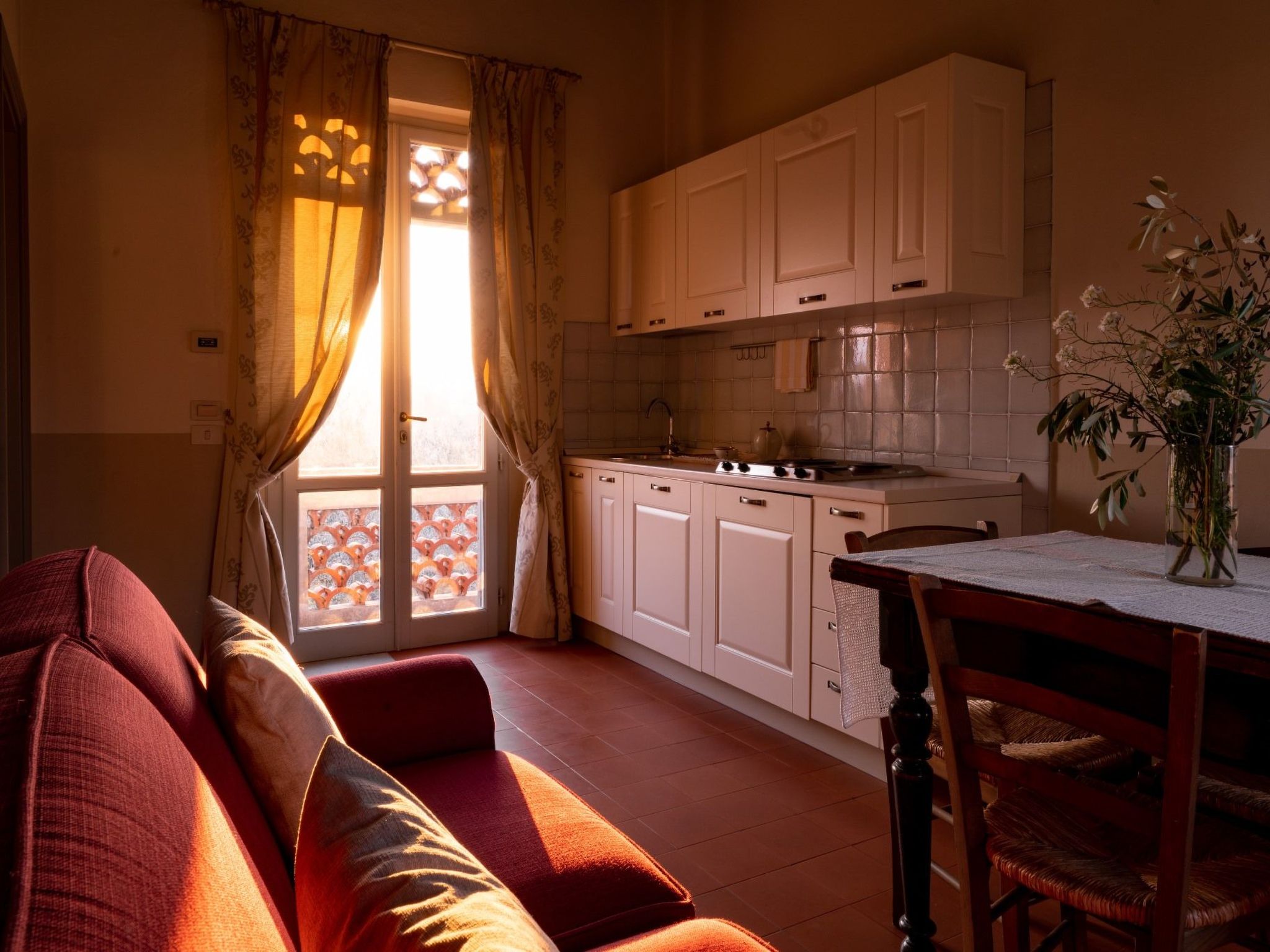 Drei-Zimmer-Panorama-Wohnung mit Terrasse und Sommerpool-Drinnen