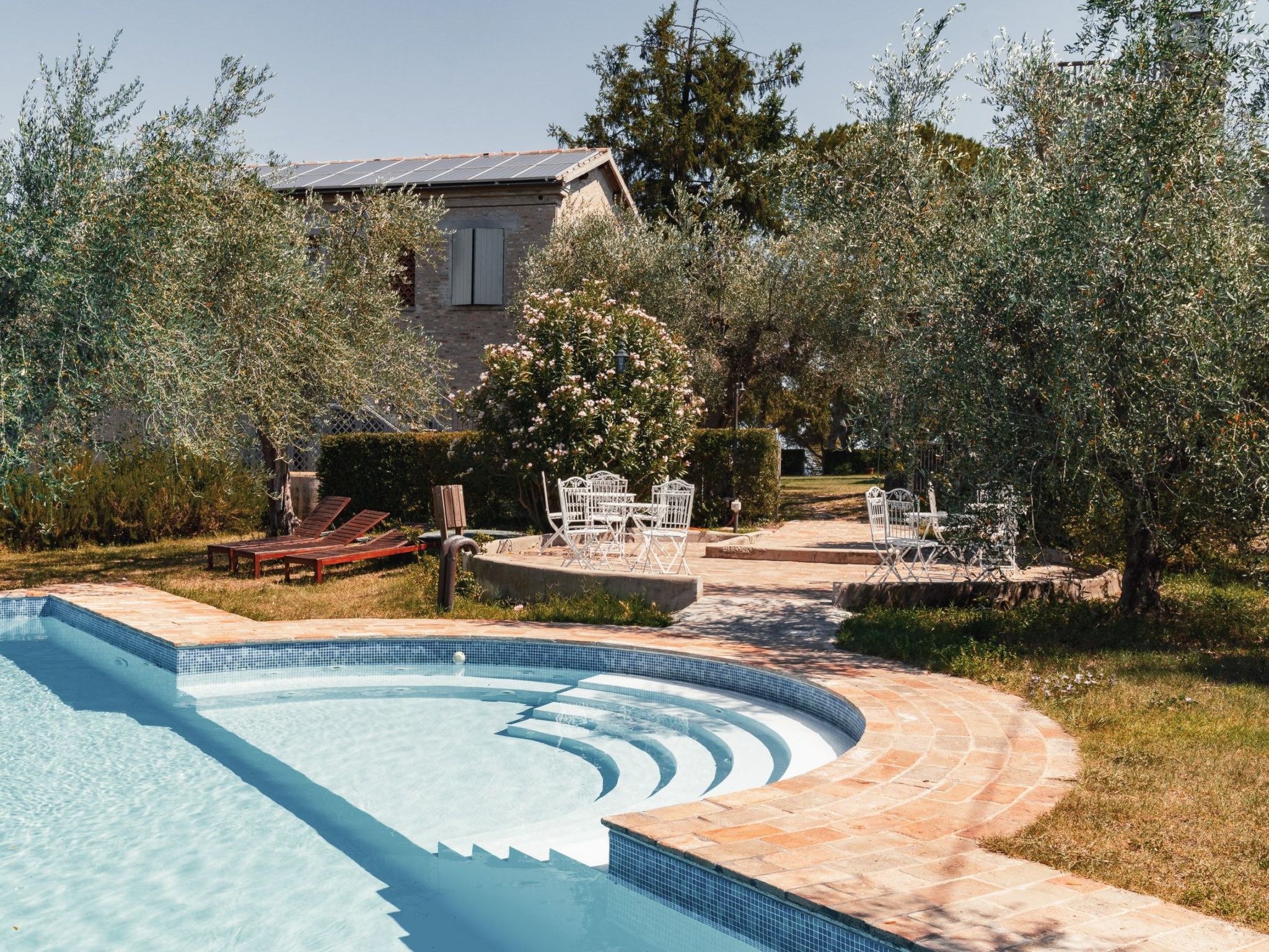 Drei-Zimmer-Panorama-Wohnung mit Terrasse und Sommerpool-Drinnen
