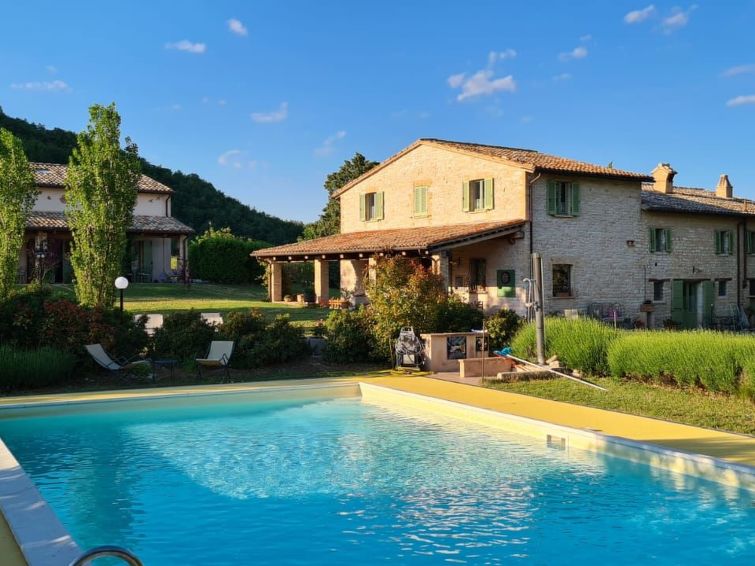 Bergzicht en rust in dit sfeervolle appartement in Cagli in Cagli