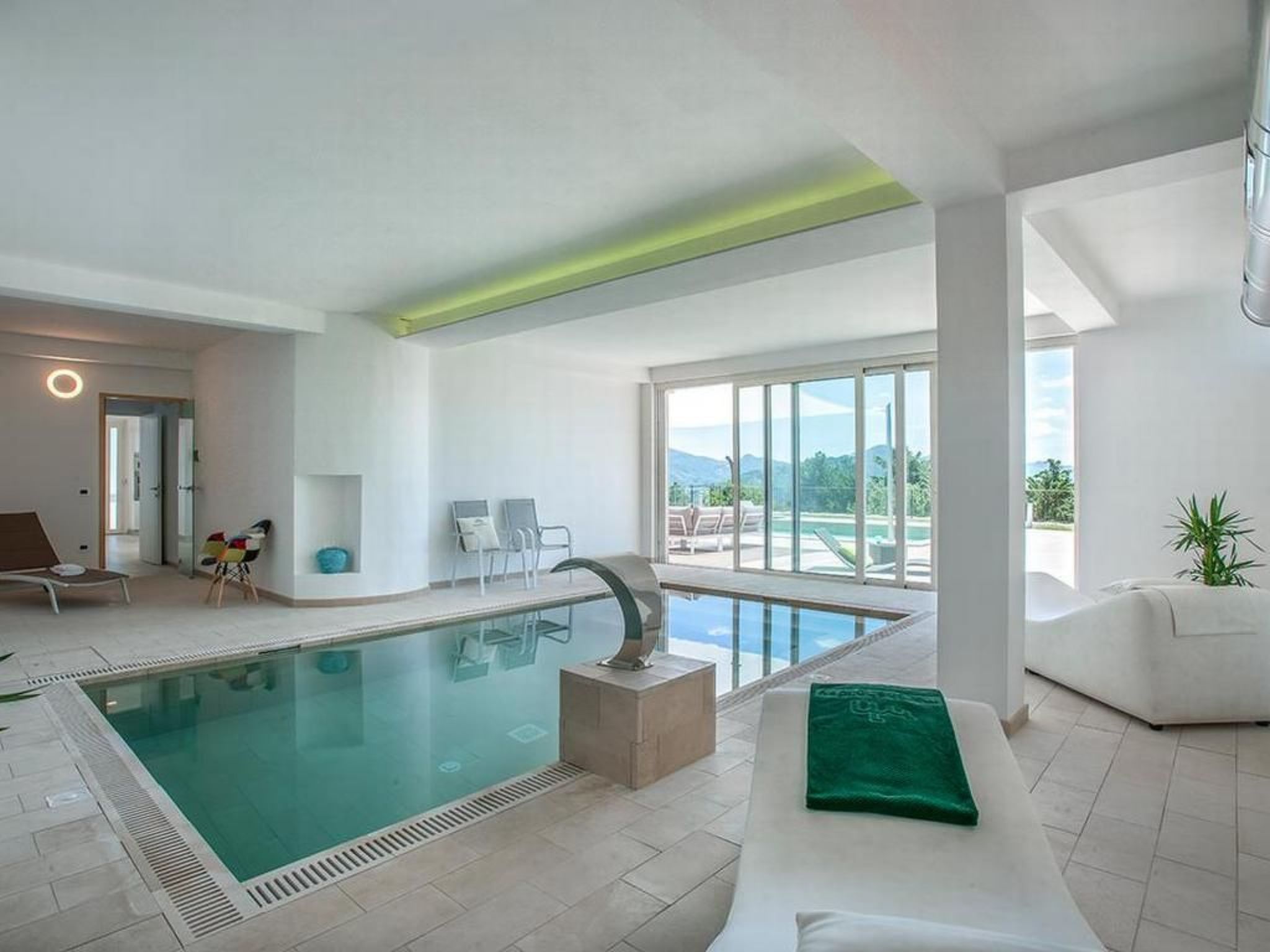 Villa Montefalcone, Außen- und Innenpool-Binnen