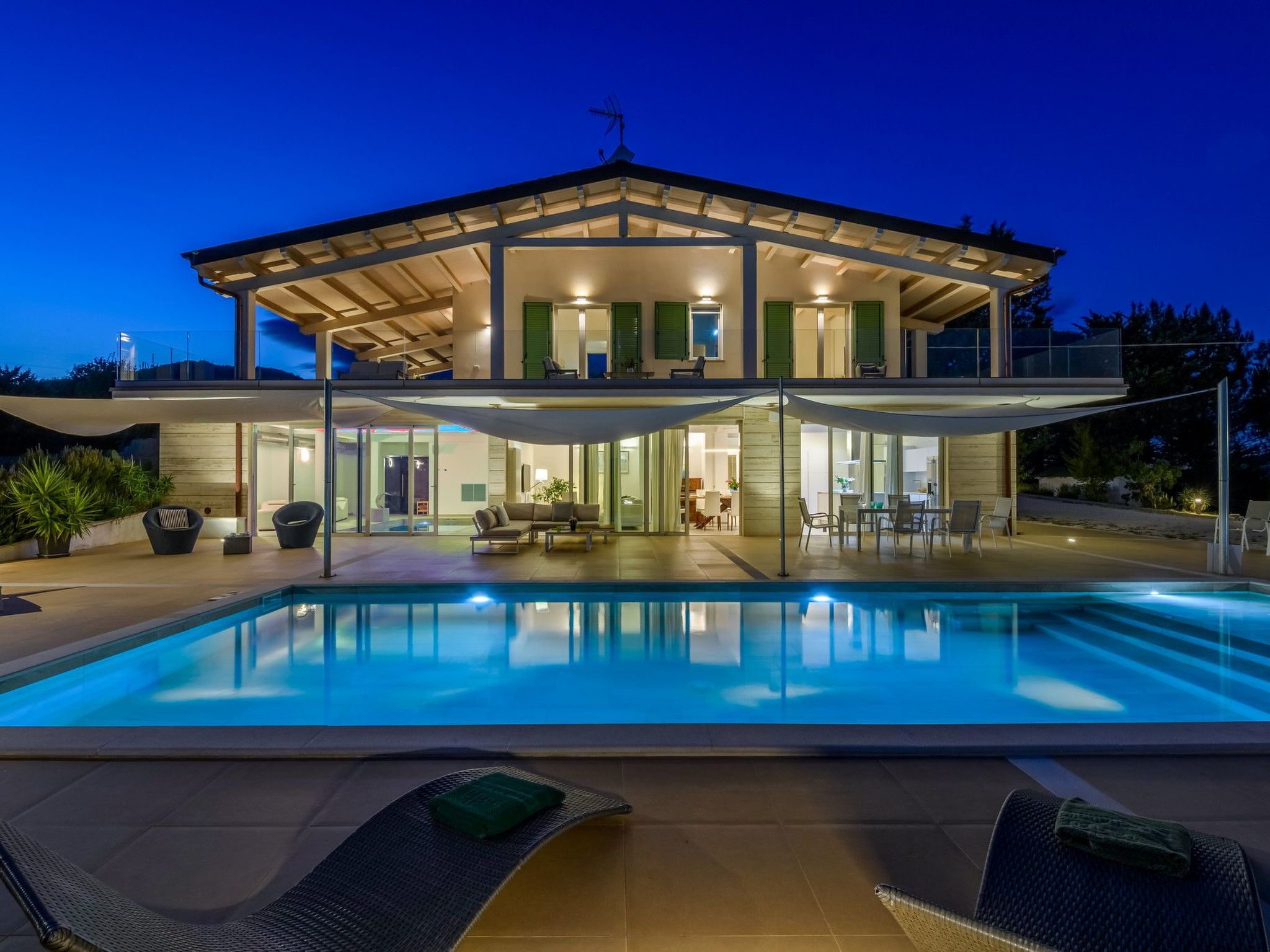 Villa Montefalcone, Außen- und Innenpool-Binnen