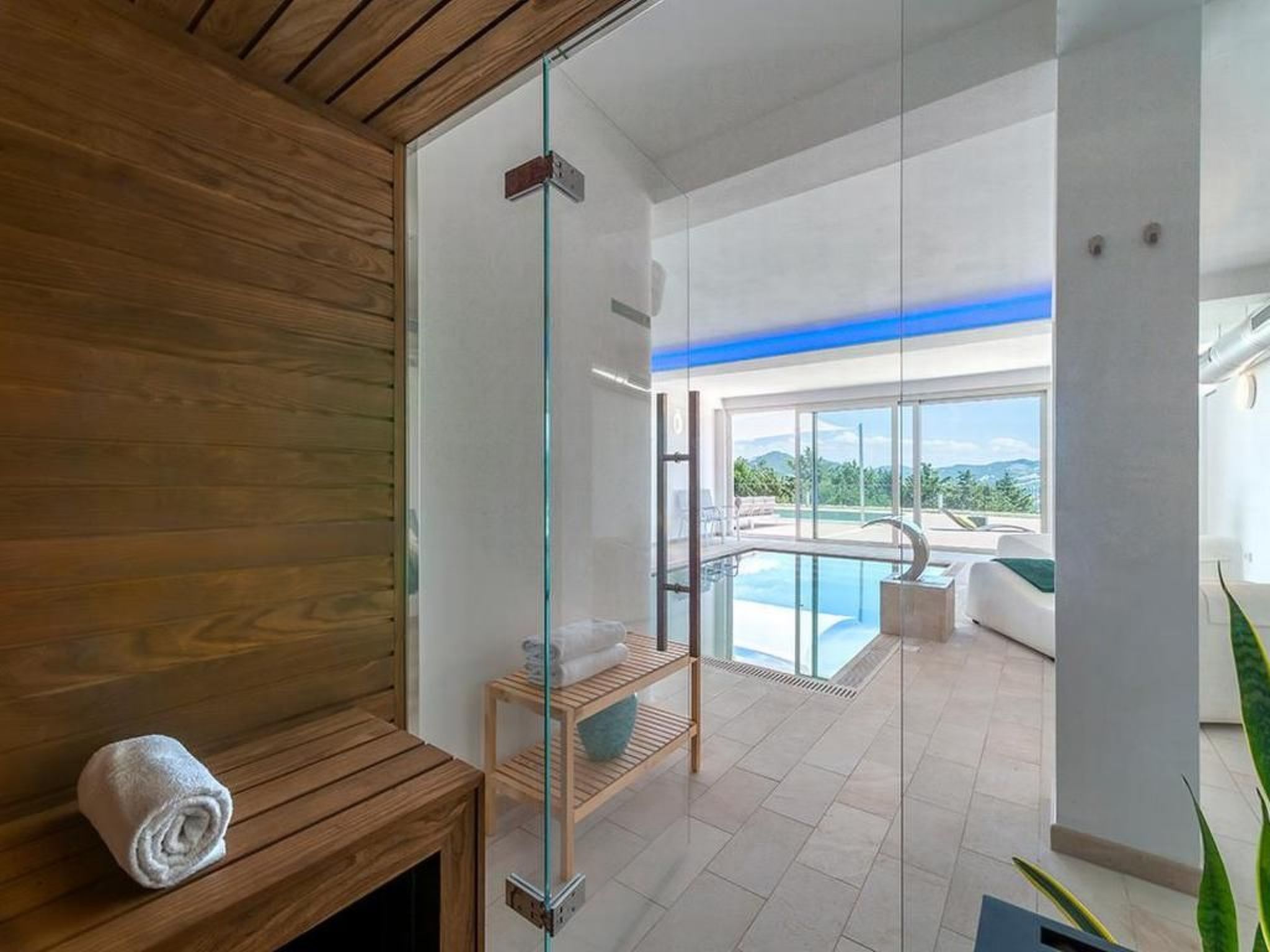 Villa Montefalcone, Außen- und Innenpool-Binnen