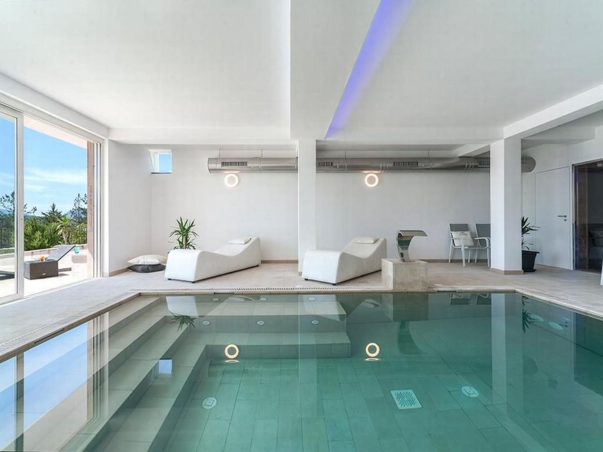 Villa Montefalcone, Außen- und Innenpool-Binnen